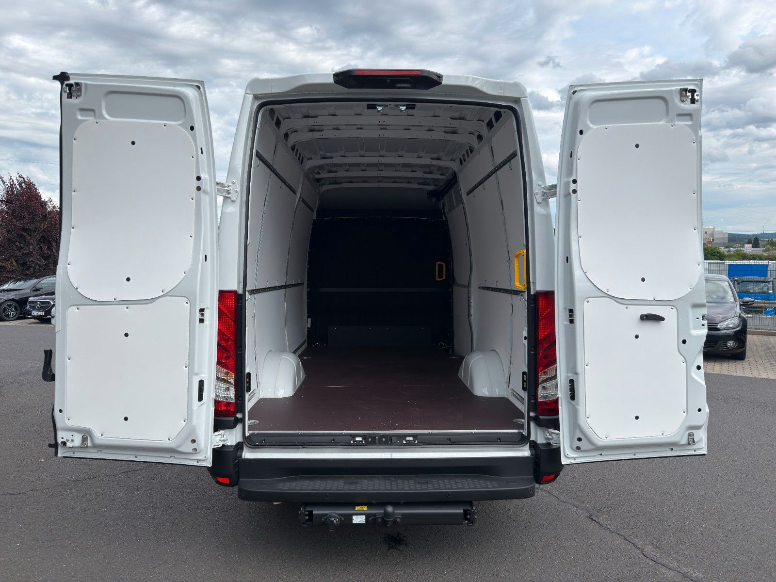 Fahrzeugabbildung Iveco Daily 35S14B V Airlineschienensystem *AHK 3,5 t*