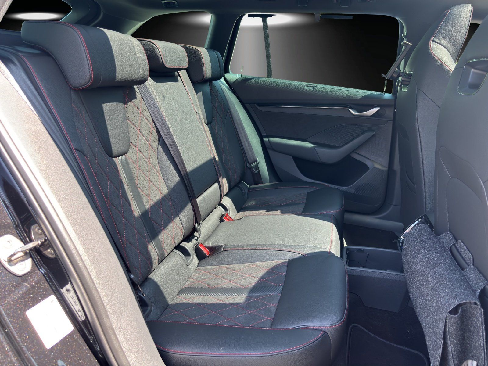 Fahrzeugabbildung SKODA Octavia Combi RS 2,0 TSI 195 kW DSG