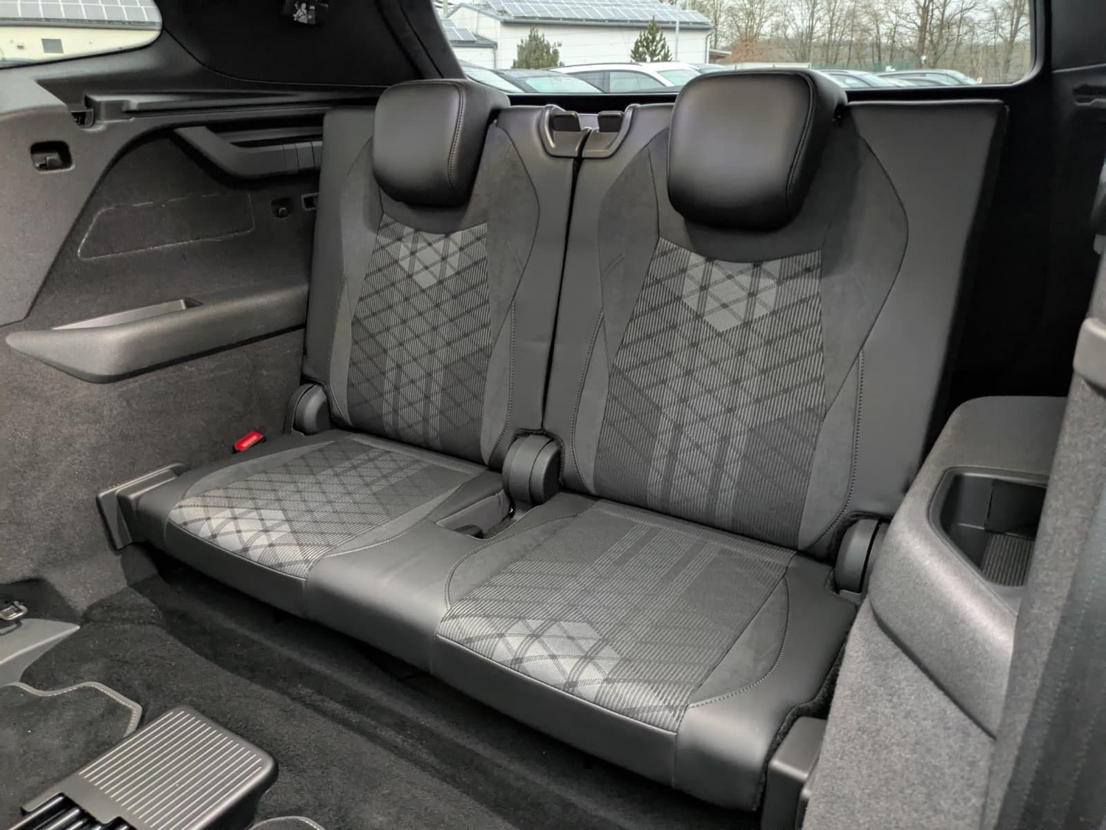 Fahrzeugabbildung Volkswagen Tayron 2.0 TDI 4M R-Line 7Si*MATRIX*AHK*PANO*HUD