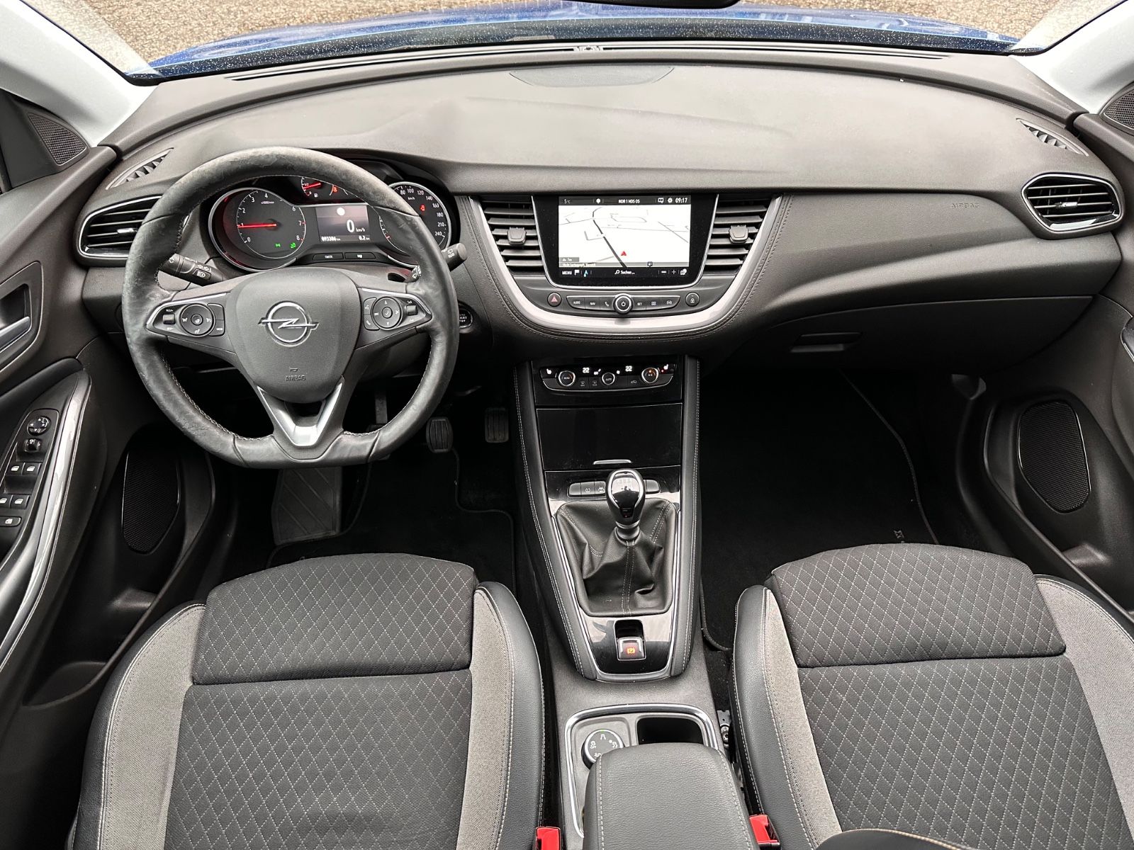 Fahrzeugabbildung Opel Grandland (X) 1.2 Turbo BiLED/AHK/Navi/360°/GJR