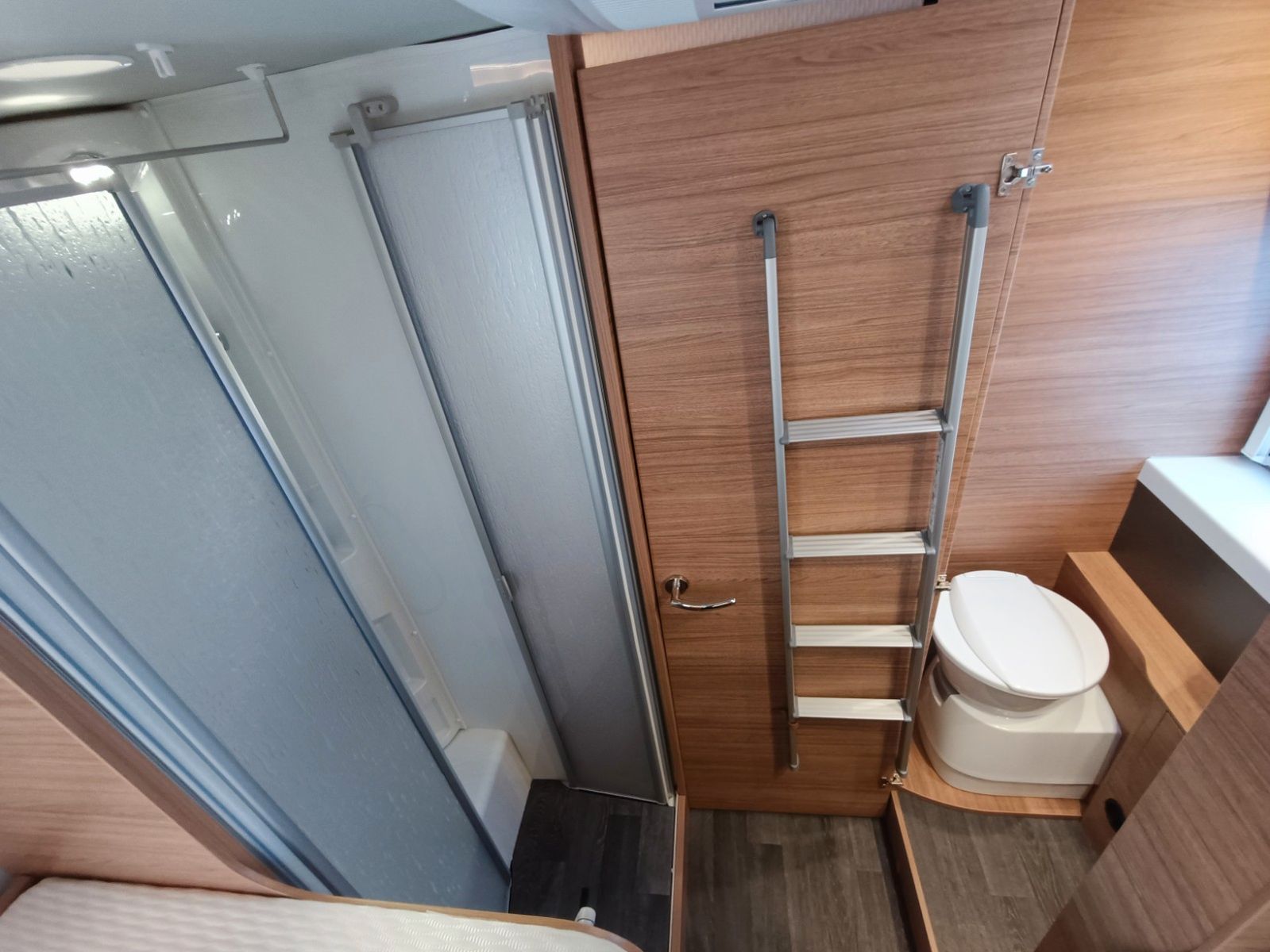 Fahrzeugabbildung Weinsberg CaraSuite 700 MEG Ford*Automatik*Xenon*Dachklima