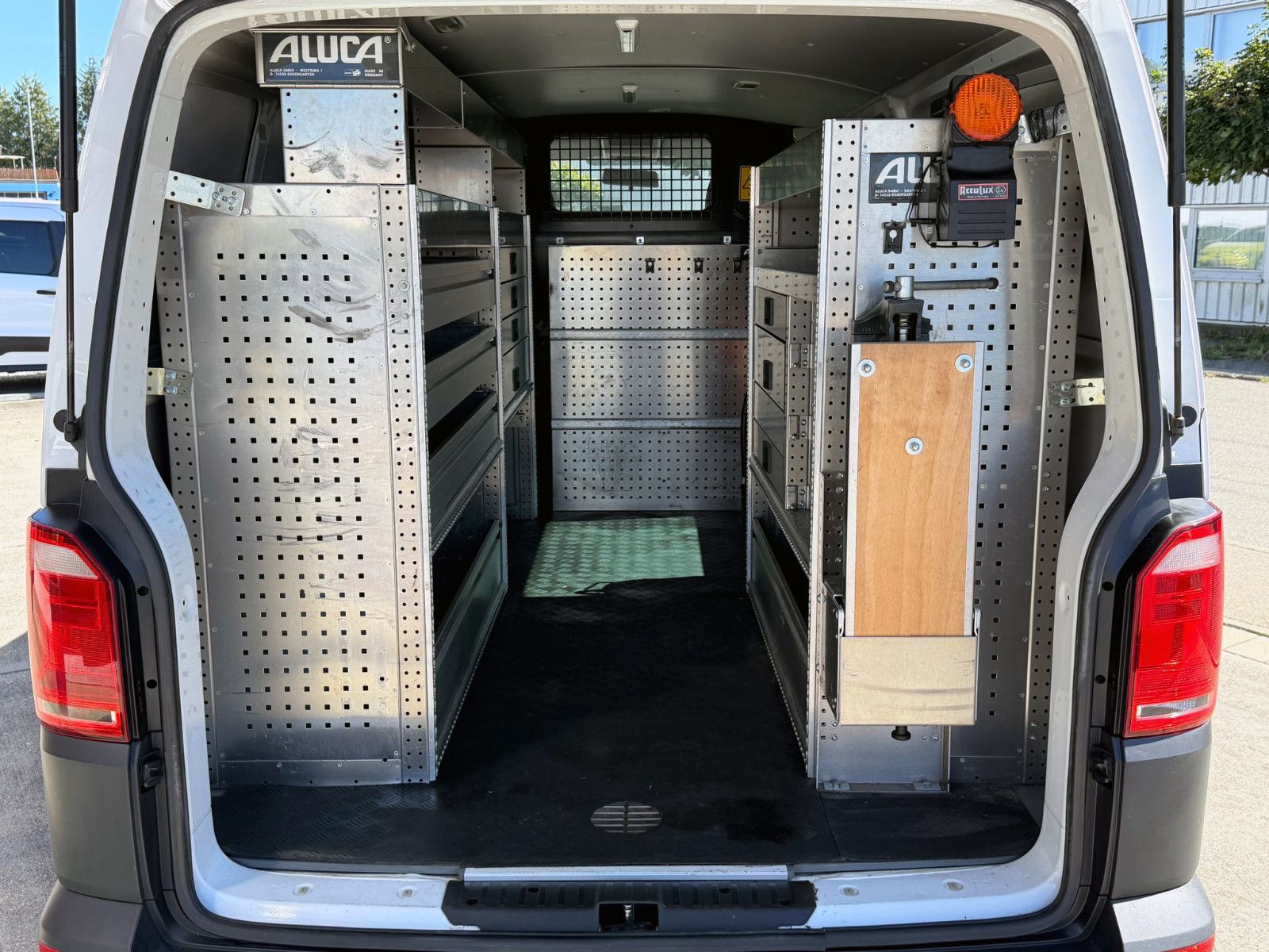 Fahrzeugabbildung Volkswagen T6 Transporter Kasten lang 4Motion KAM NAV SHZ