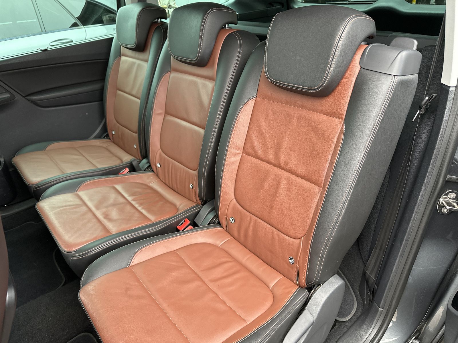 Fahrzeugabbildung Volkswagen Sharan 2.0 TDI DSG 7-Sitzer HL Black NAV+XEN+AHK