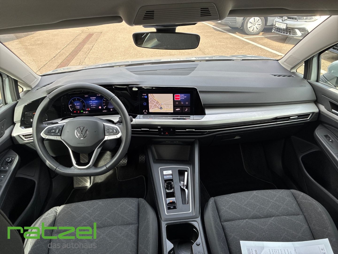 Fahrzeugabbildung Volkswagen Golf VIII 2,0 Life TDI DSG Navi  LED Sitzhzg ACC