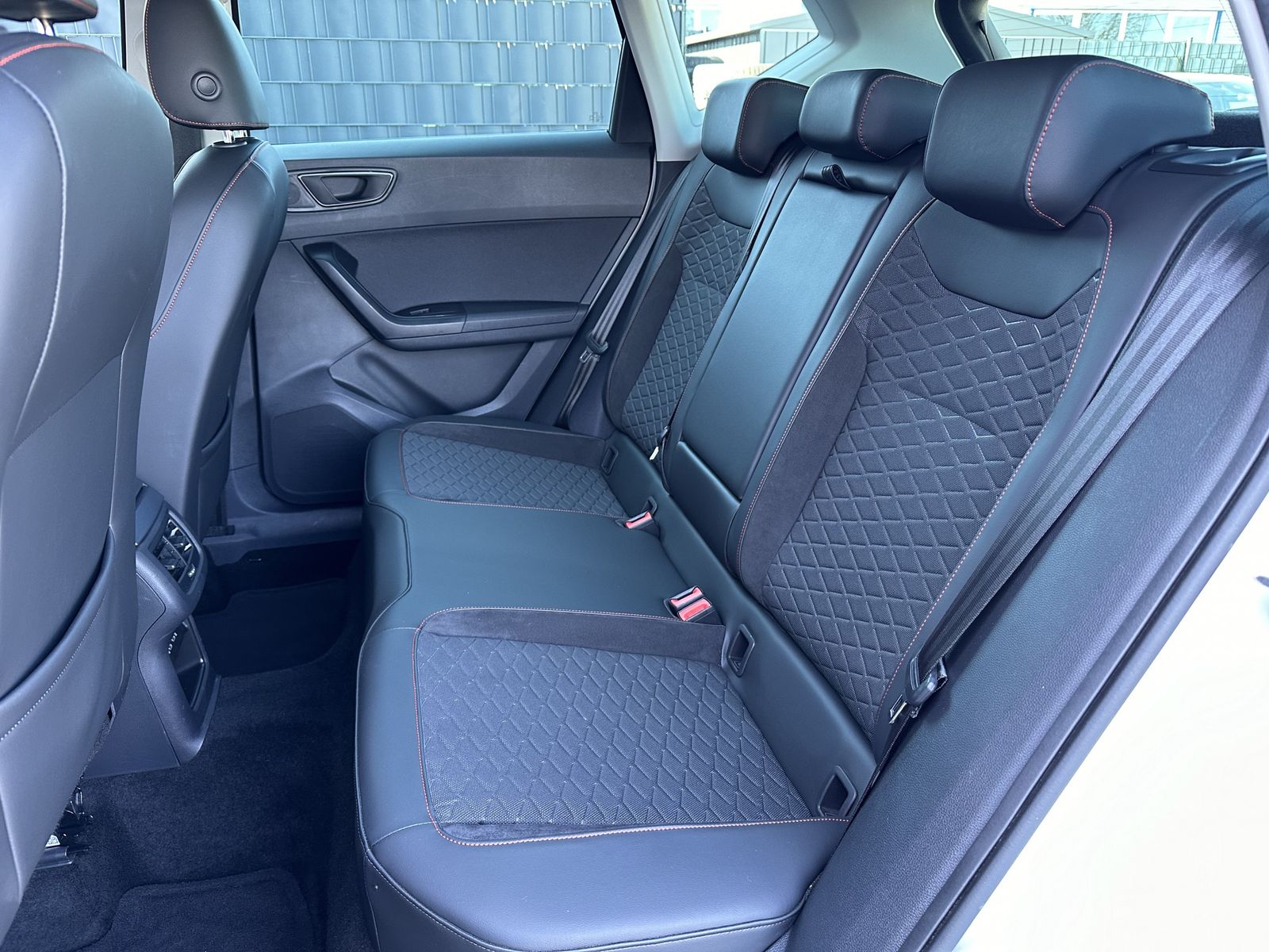 Fahrzeugabbildung SEAT Ateca 2.0 TDI 4Drive DSG FR NAV+LED+AHK+ACC+360°