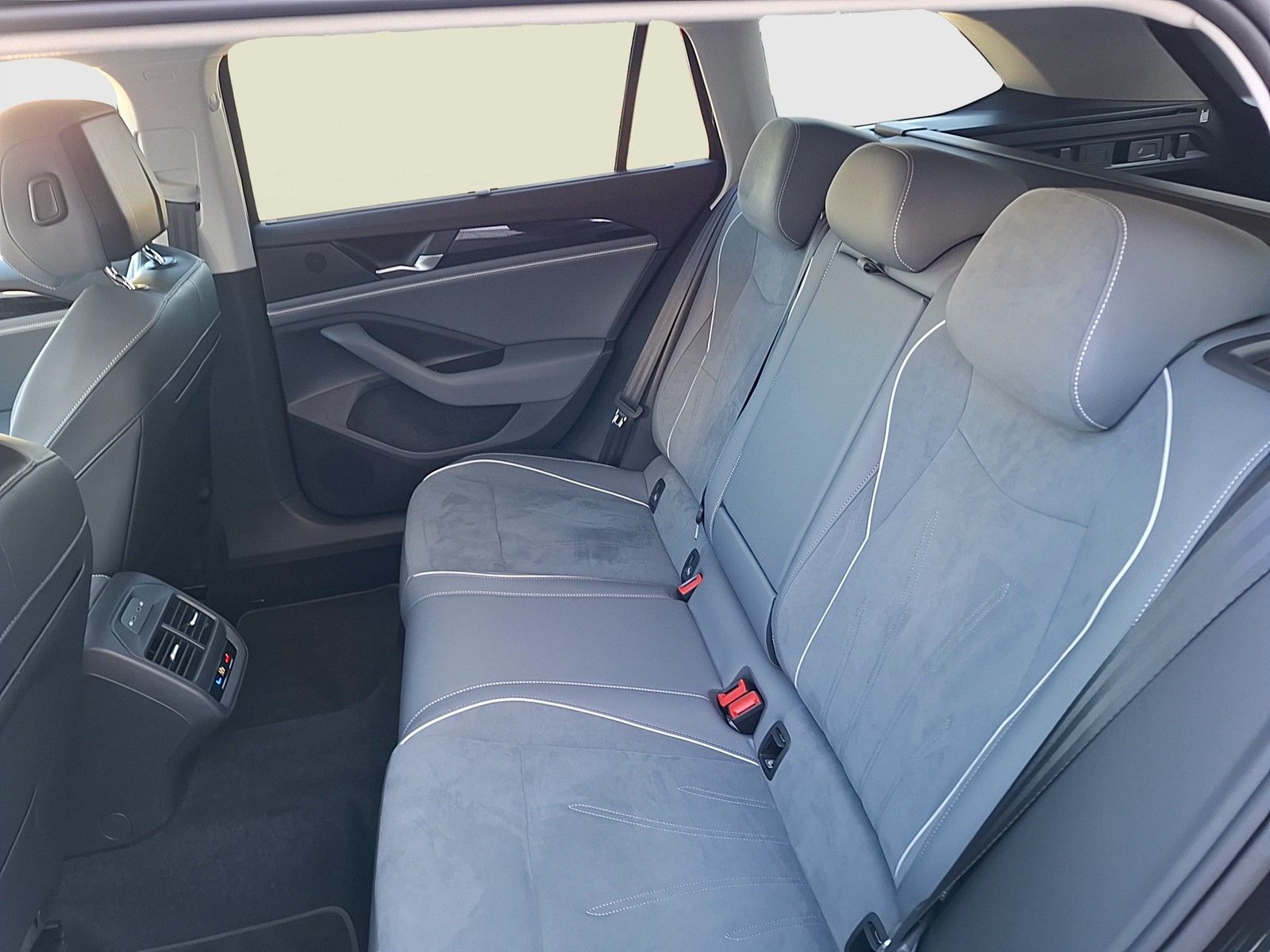 Fahrzeugabbildung Volkswagen Passat Variant eTSI Business DSG LED Navi AID HU