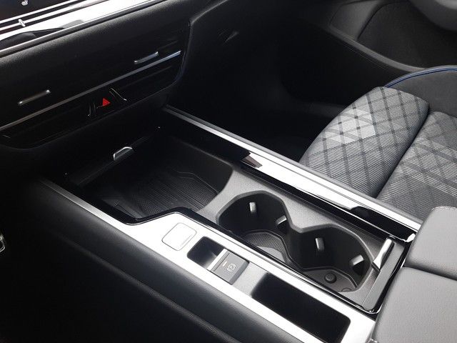 Fahrzeugabbildung Volkswagen Passat Variant 1,5 eTSi R-Line Black Pano AHK