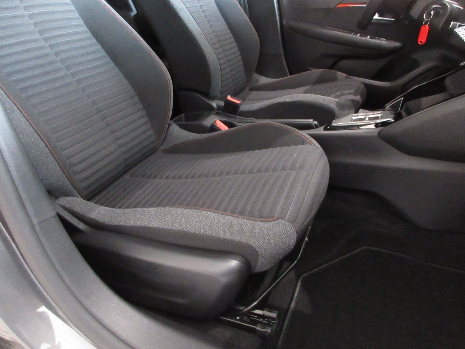 Fahrzeugabbildung Peugeot 208 Active Pack 1.2T LED/NAVI/PDC/TEMPOMAT