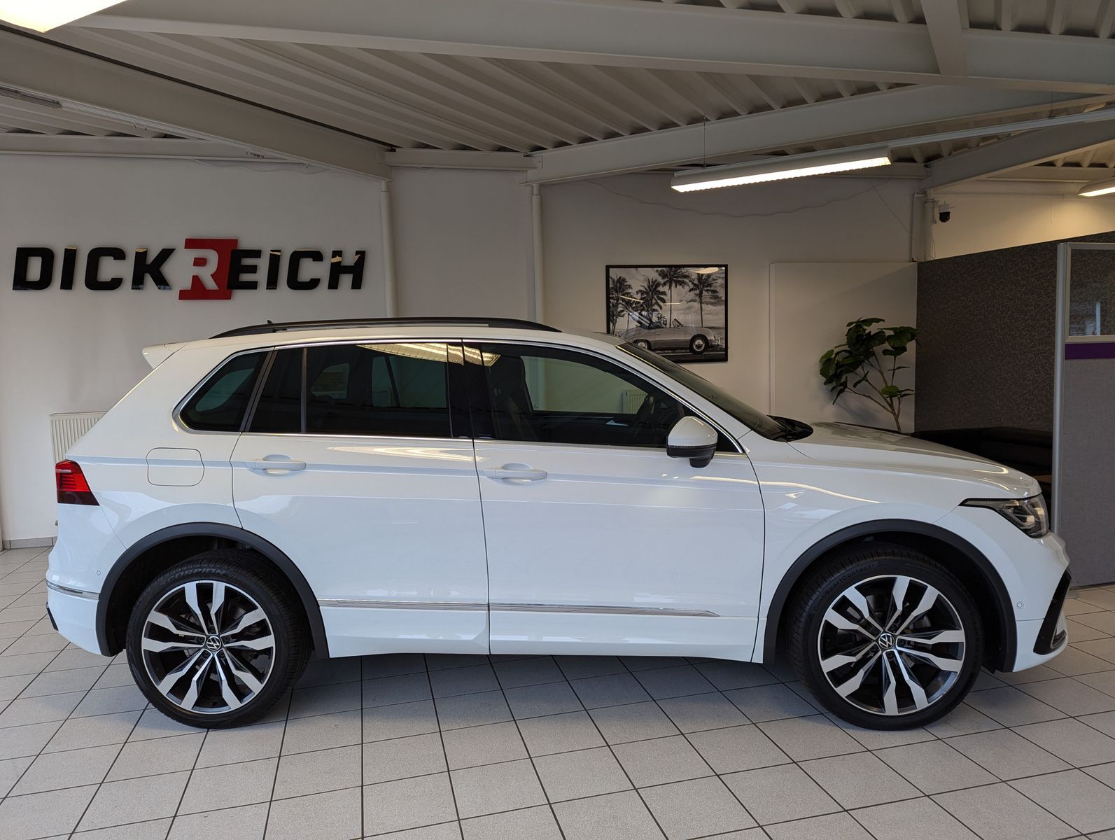 VW Tiguan R-Line eHybrid Matrix Kamera DCC ACC 20" - Image 7