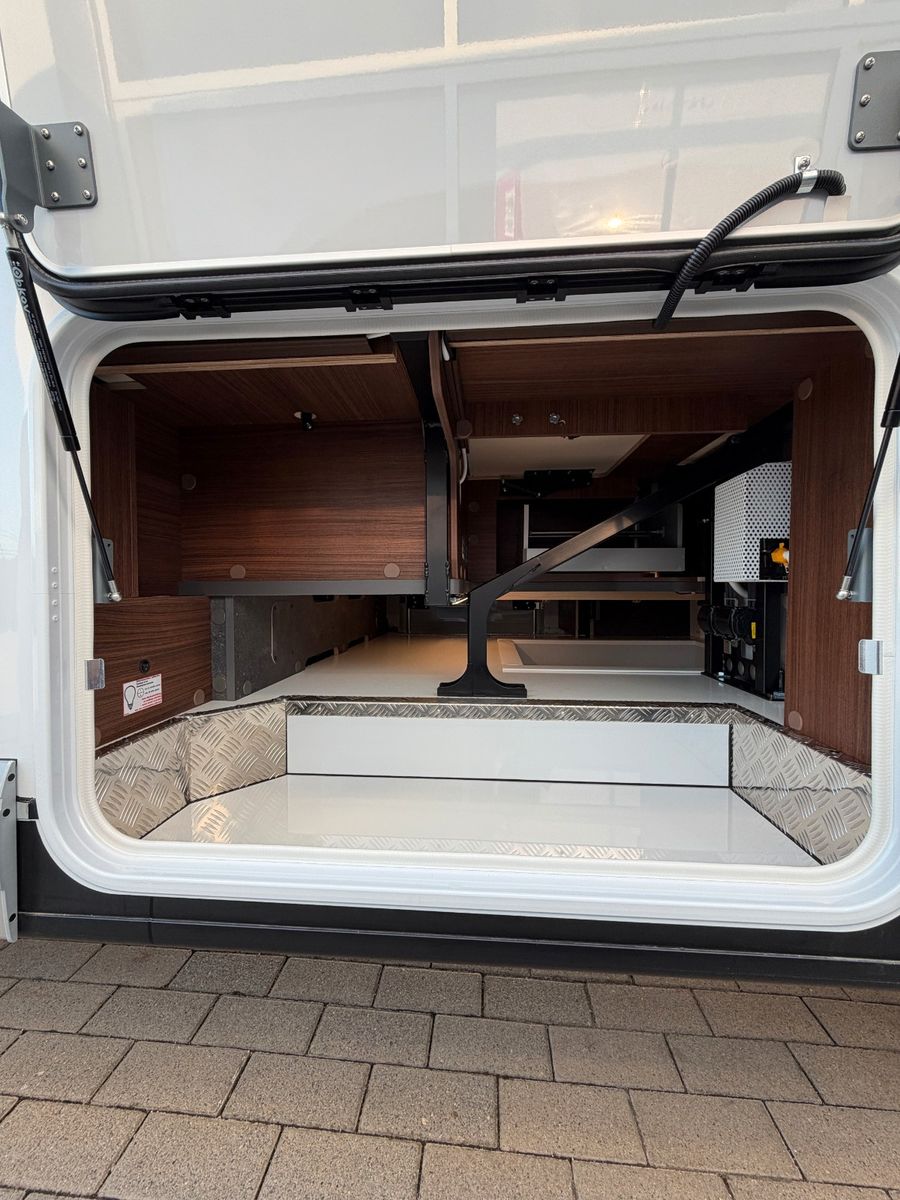 Fahrzeugabbildung Carthago chic c-line I 5.9 XL LE Mercedes Cortina