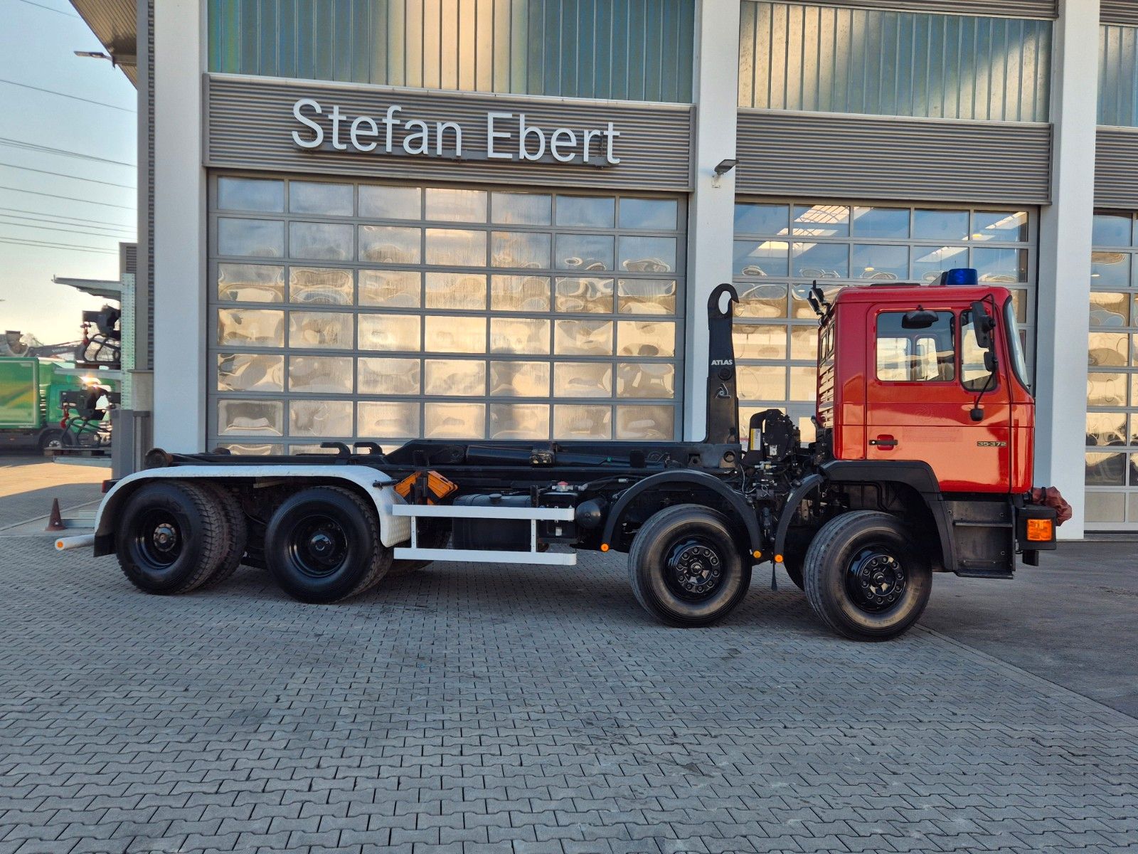 Fahrzeugabbildung MAN 35.372 (F14) 8x4 Atlas 4. Achse gelenkt Seilwind
