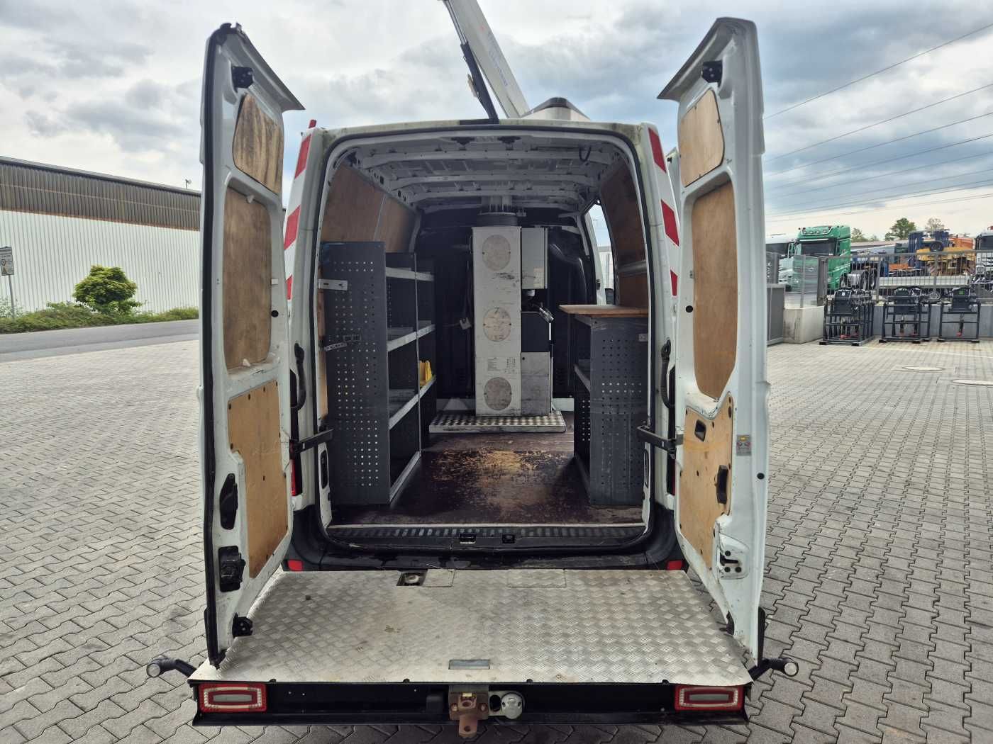 Fahrzeugabbildung Renault Master 2.3 dCi / France Elevateur 121FT, 12m