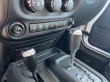Jeep Wrangler 2.8 CRD Sahara AHK+SHZ+LM+Leder+Tempoma