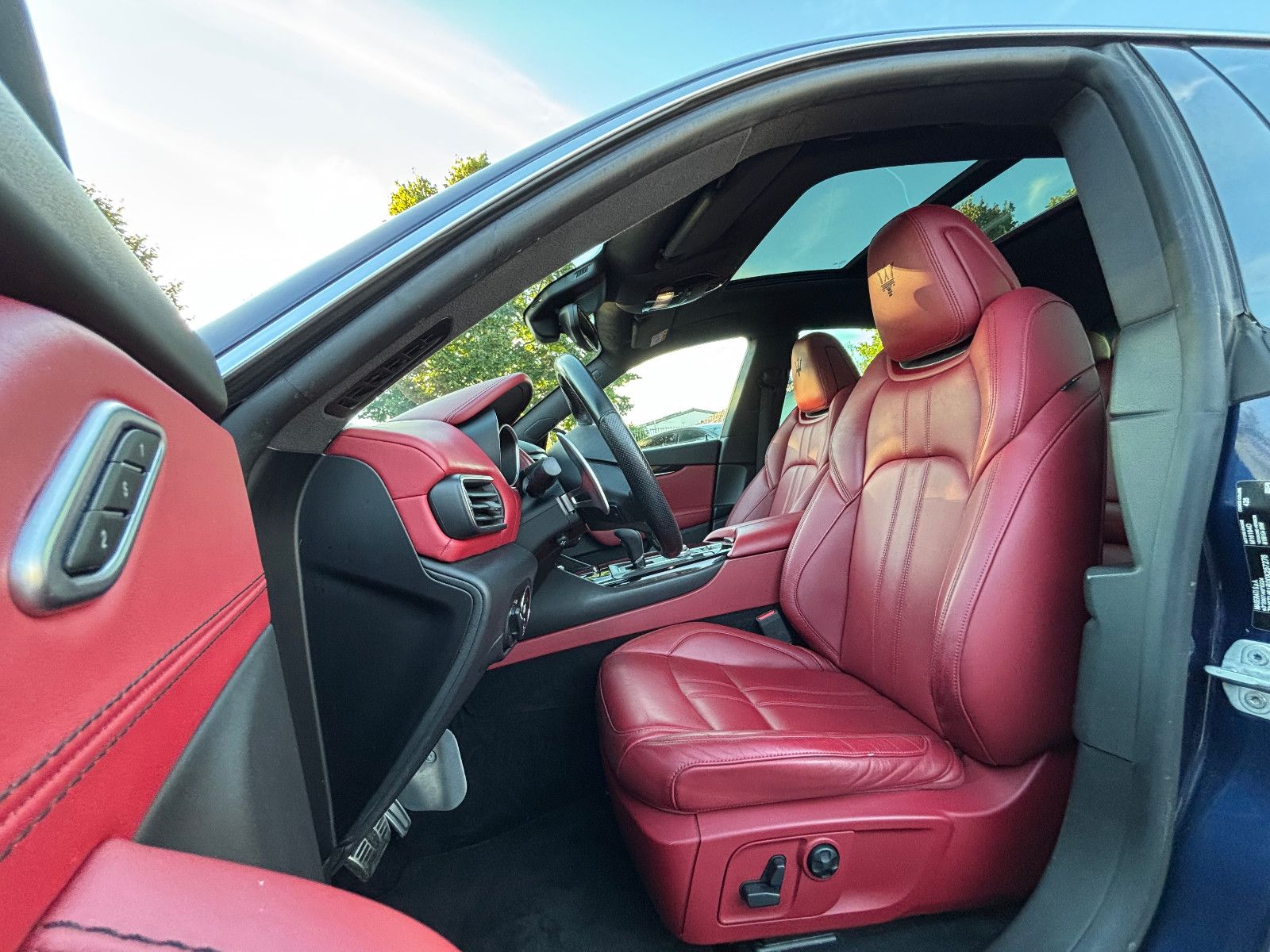 Fahrzeugabbildung Maserati Levante/EXCLUSIVE/RED/360'KAM/PANO/HARMAN-KARDON