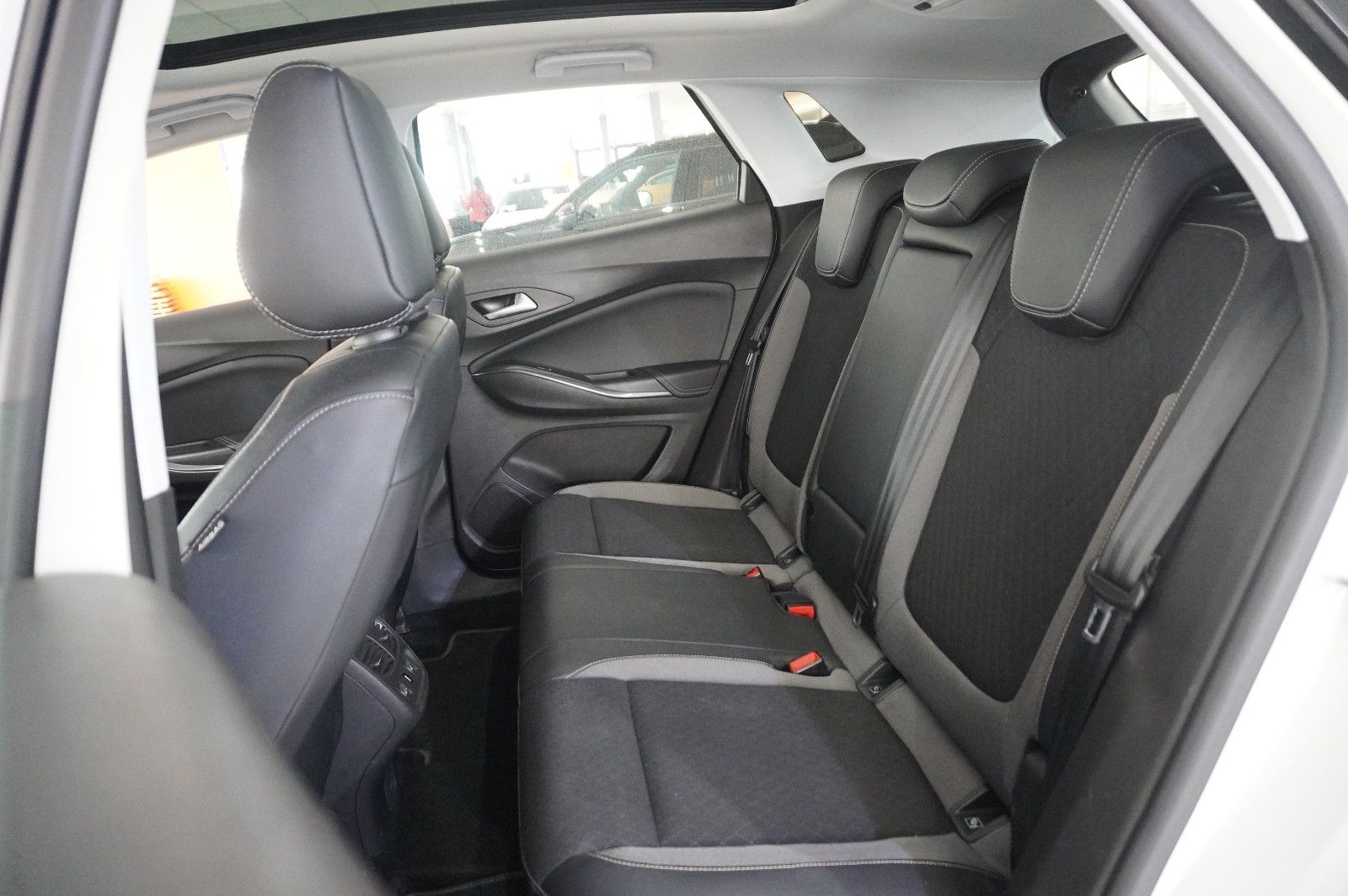 Fahrzeugabbildung Opel Grandland (X) 1.2T INNOV. NAVI/LED/KAMERA/PANO.