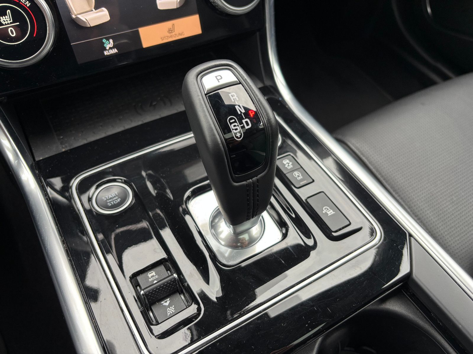 Fahrzeugabbildung Jaguar XE R-Dynamic Black/360''KAM/PANO/EXCLUSIV/MERIDI