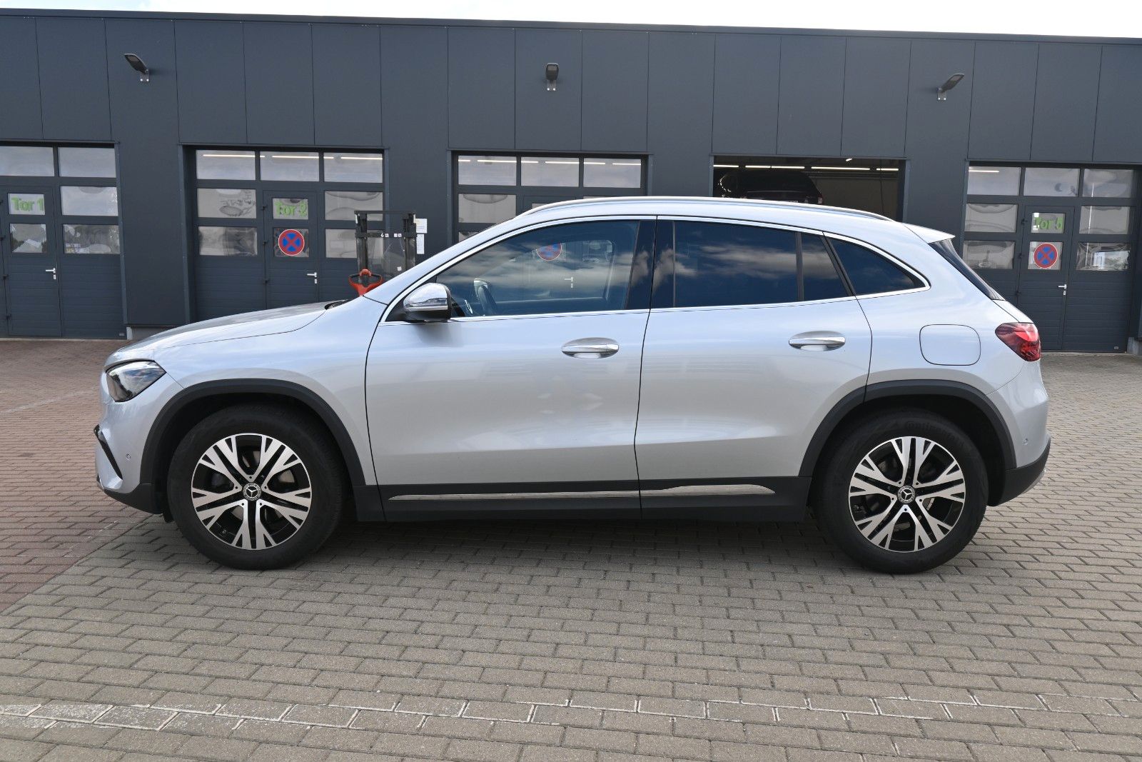 Fahrzeugabbildung Mercedes-Benz GLA 200 DKG Progressive*PANO*CAM*Totw.*AHK