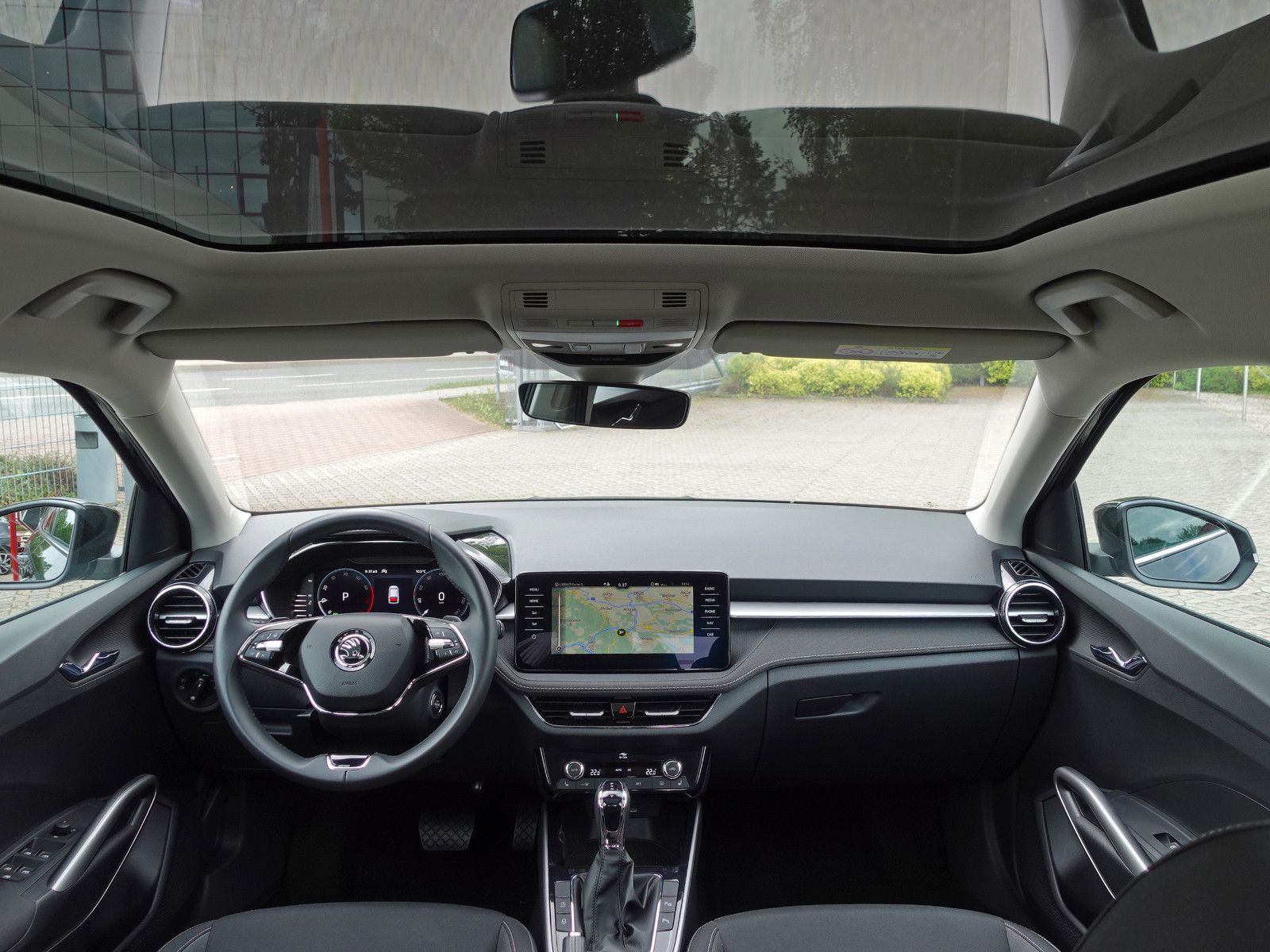 Fahrzeugabbildung SKODA Fabia 1.0 TSI DSG STYLE Pano Navi AHK SmartLink+