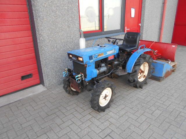 Iseki 1300 4 x 4 met grondbak en schuiver