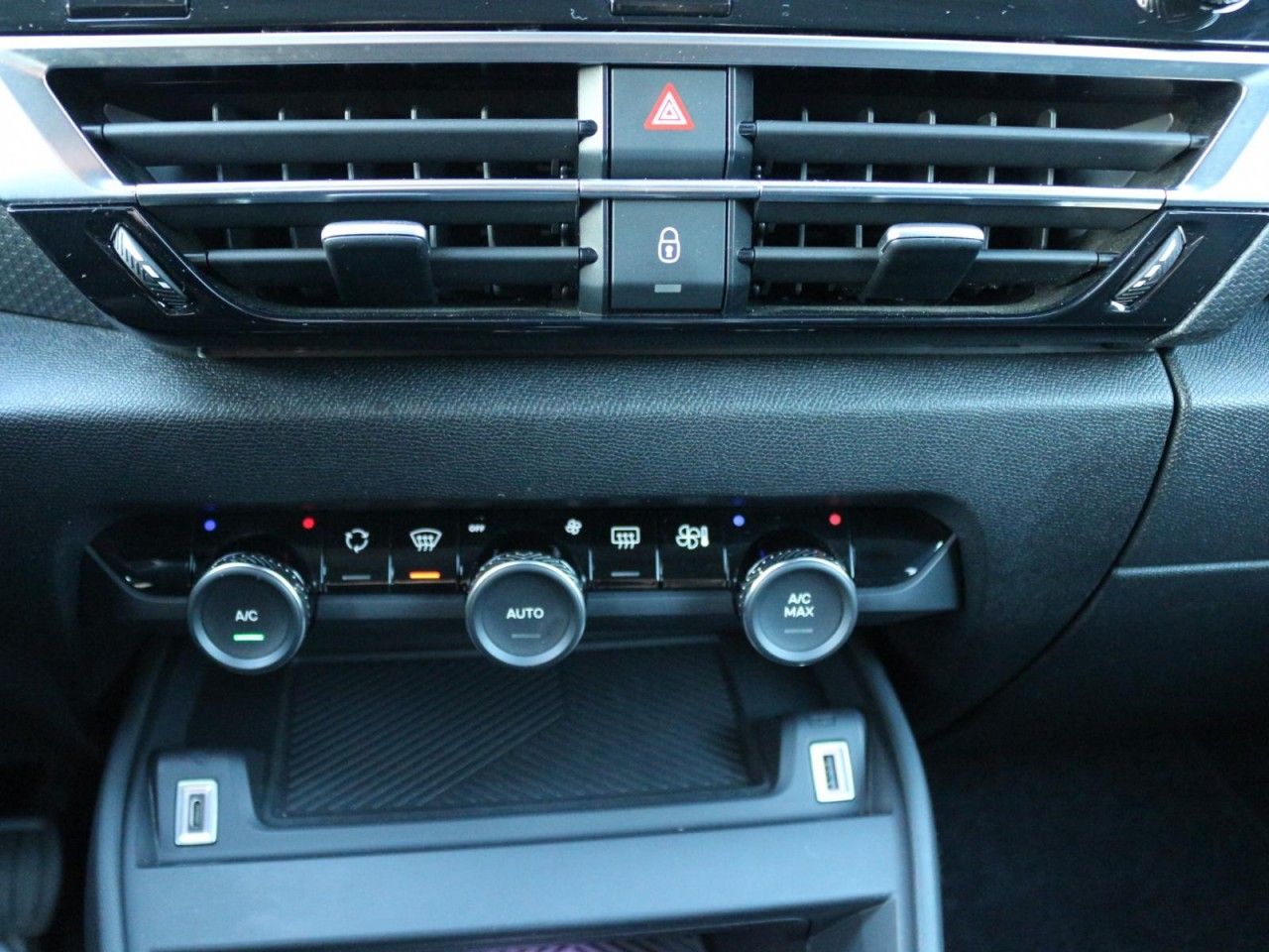 Fahrzeugabbildung Citroën ë-C4 SHINE 136