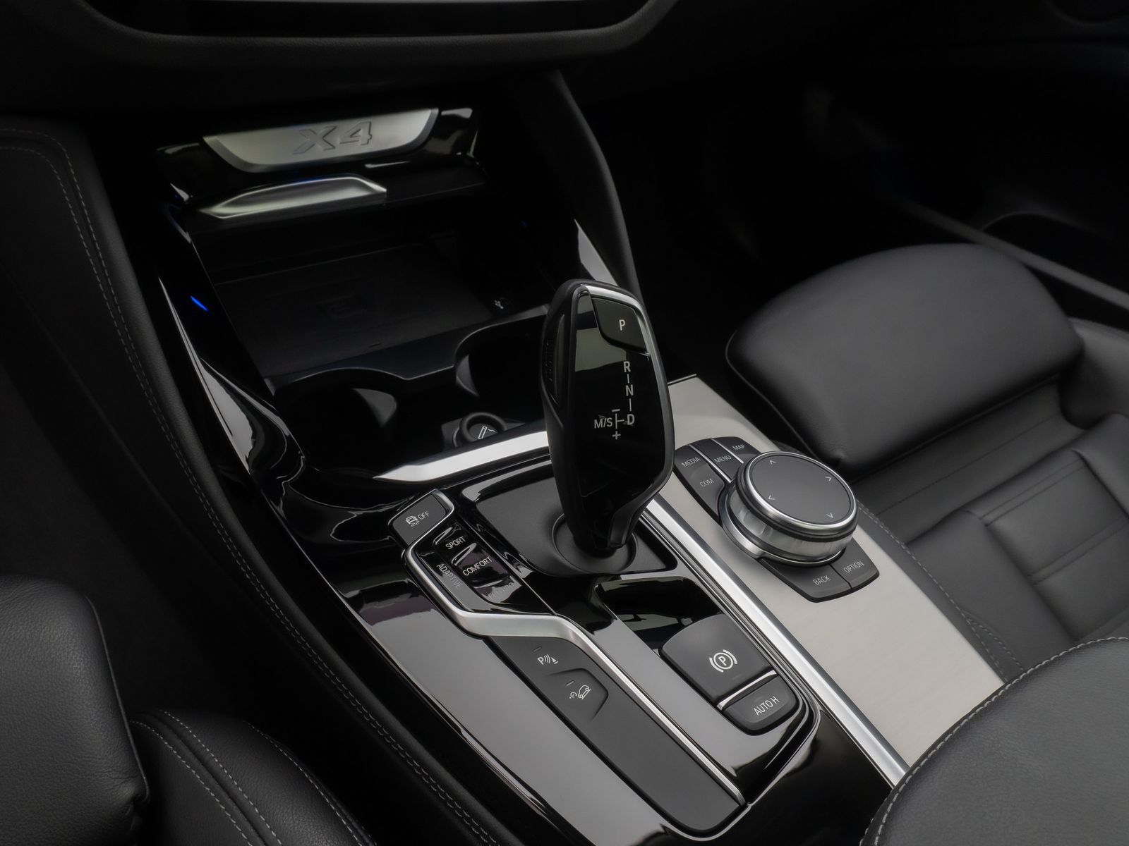 Fahrzeugabbildung BMW X4 xD30i xLine Panorama Kamera HUD HiFi DisplKey