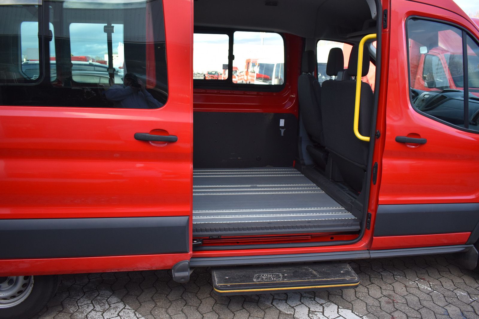 Fahrzeugabbildung Ford Transit Kombi 350 Behindertengerecht *1845 KLIMA