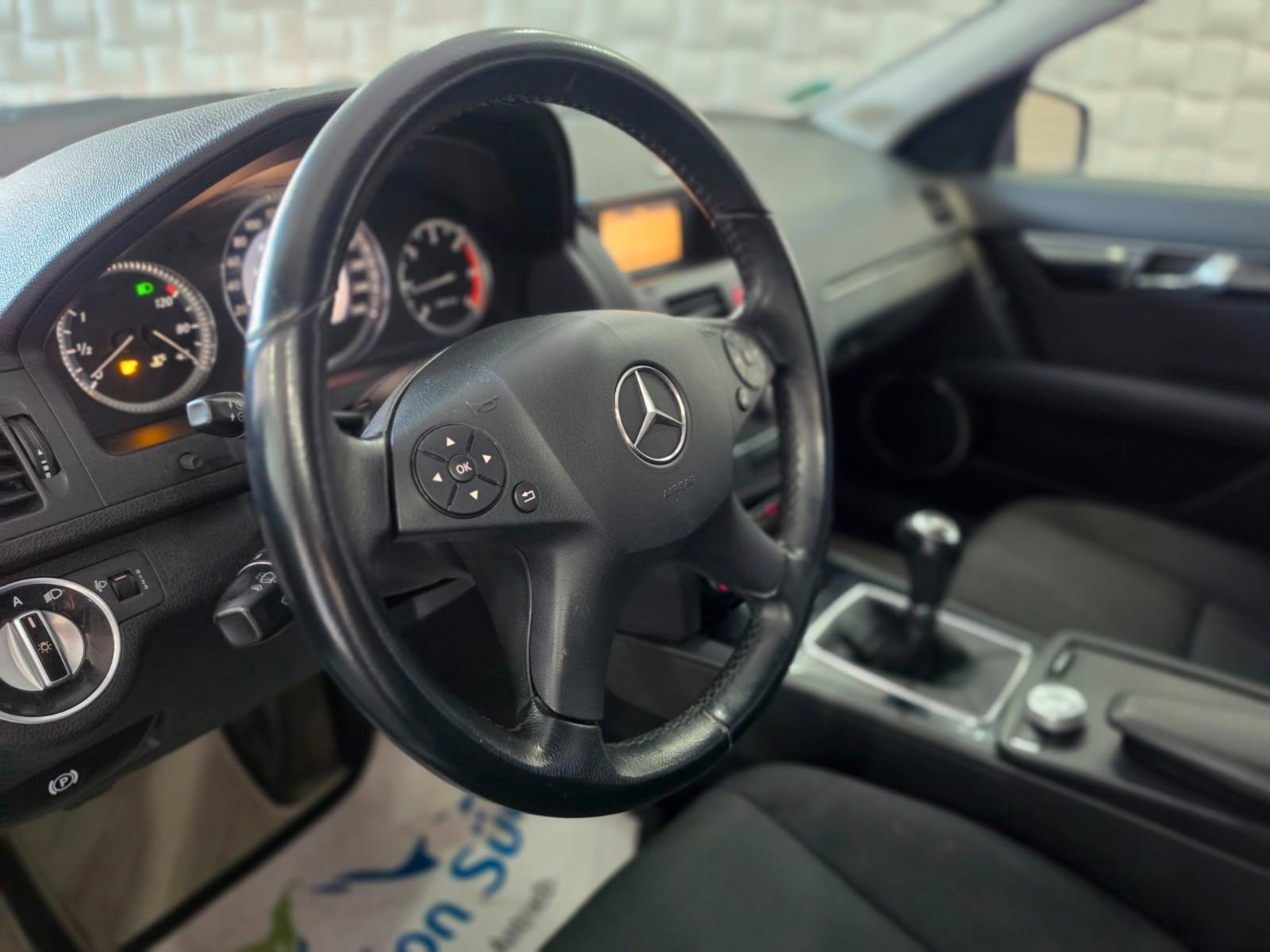 Mercedes-Benz C200 2010 — photo 16