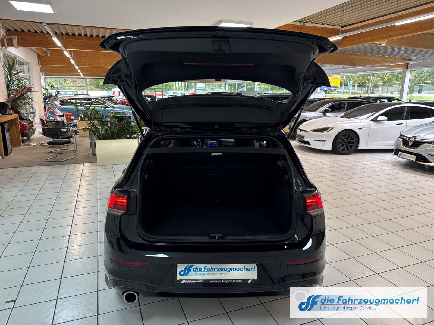 Fahrzeugabbildung Volkswagen Golf VIII GTI 2.0 TSI Navi Digitales Cockpit LED