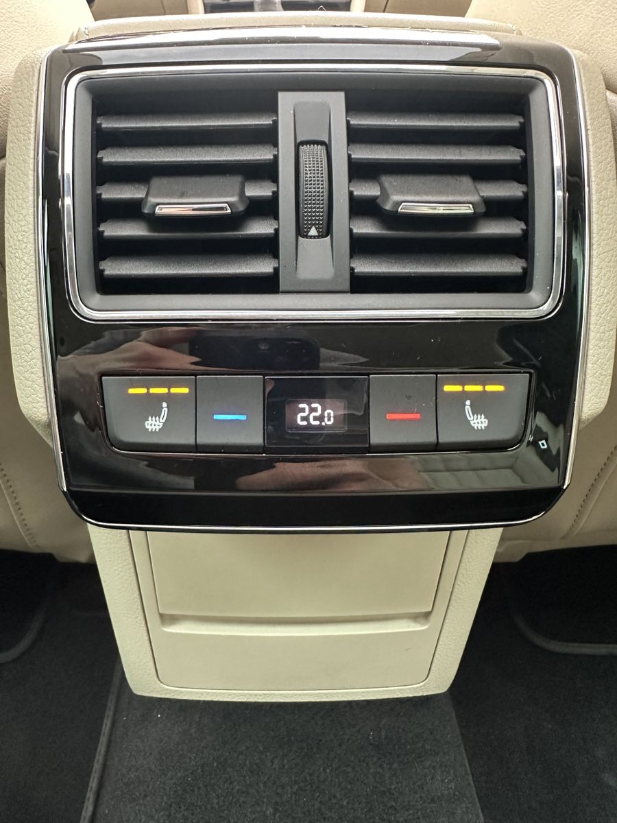 Fahrzeugabbildung SKODA Superb Combi 4x4 L&K NAV+MATRIX+ACC+PANO+CANTON