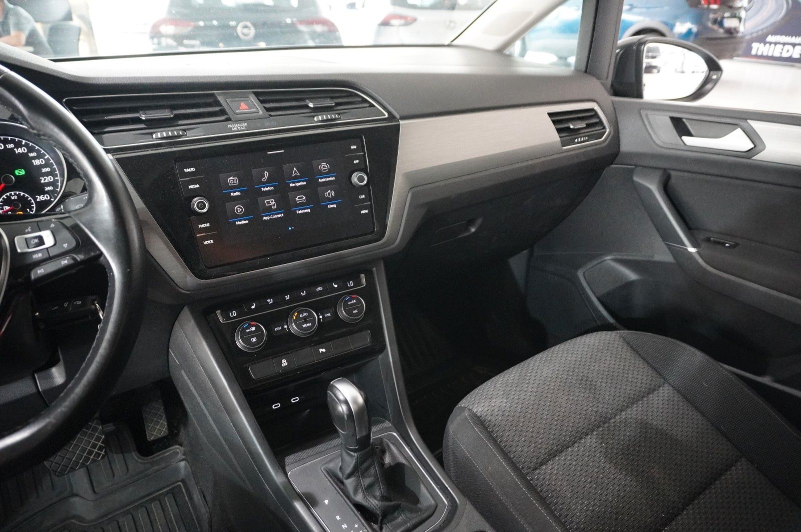 Fahrzeugabbildung Volkswagen Touran 1.5 TSI COMFORTL. DSG 7-SITZE NAVI/SH/DAB