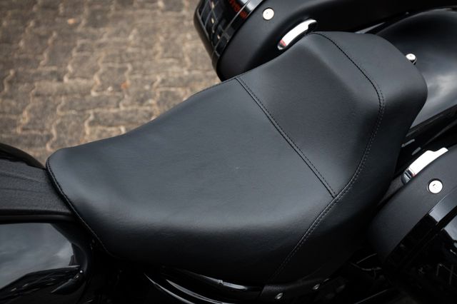 Fahrzeugabbildung Harley-Davidson FXLRST LOW RIDER ST 117 MY23 - VORBESTELLEN