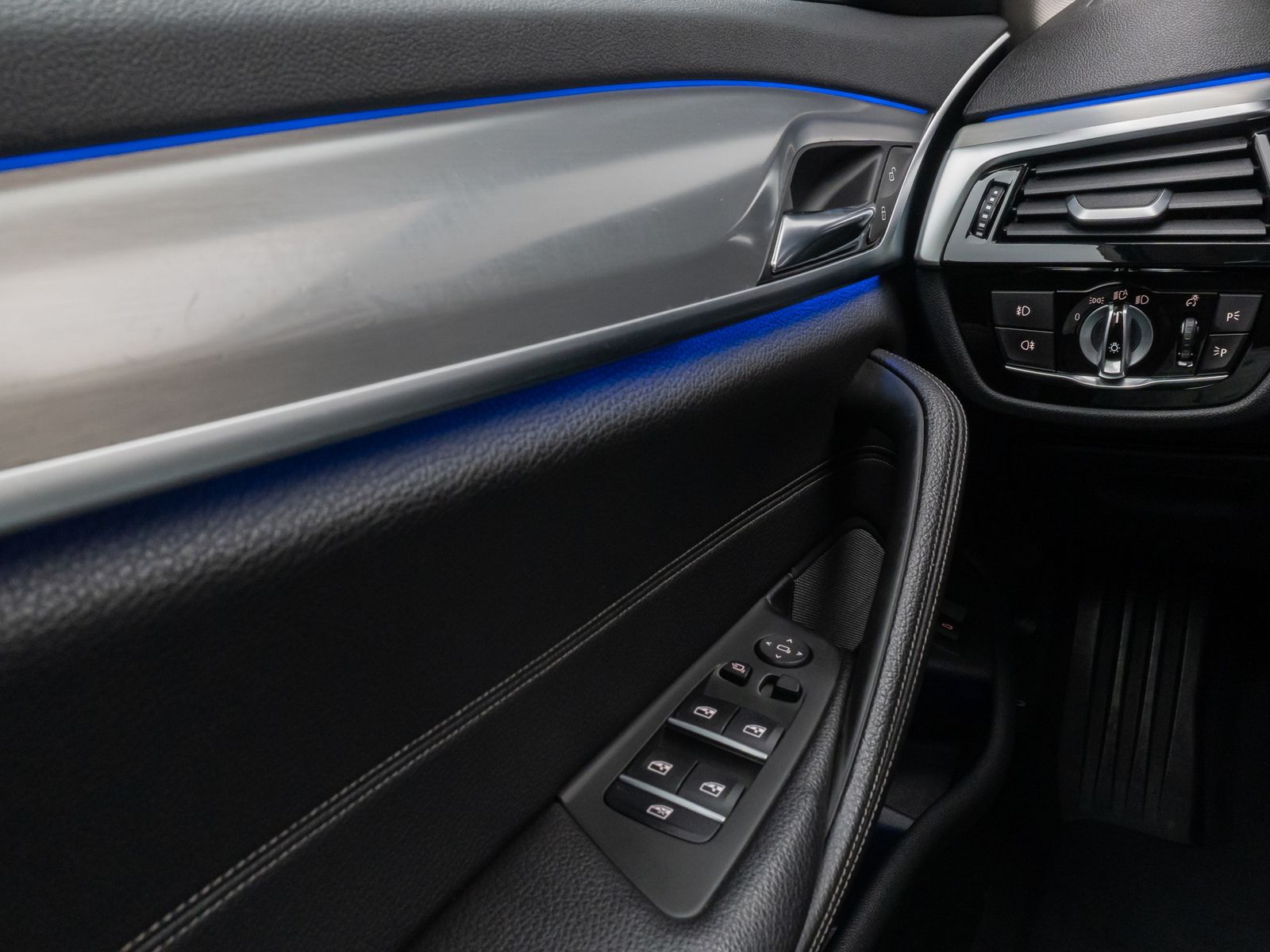 Fahrzeugabbildung BMW 530d xD SportLine Kamera Panorama HUD H/K Stndhz