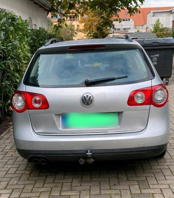 Volkswagen Passat 2010 — rear view