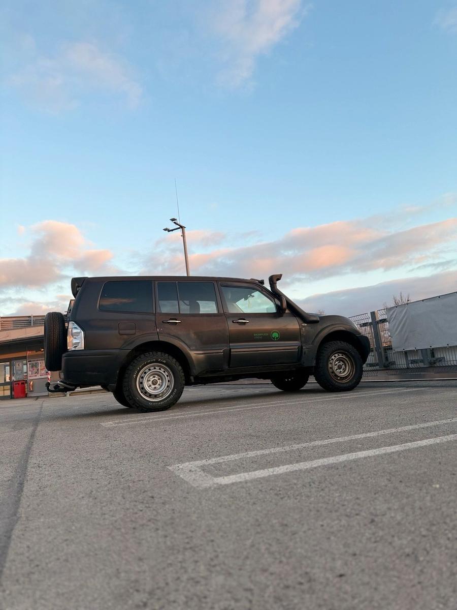 Mitsubishi Pajero 2005 — rear view