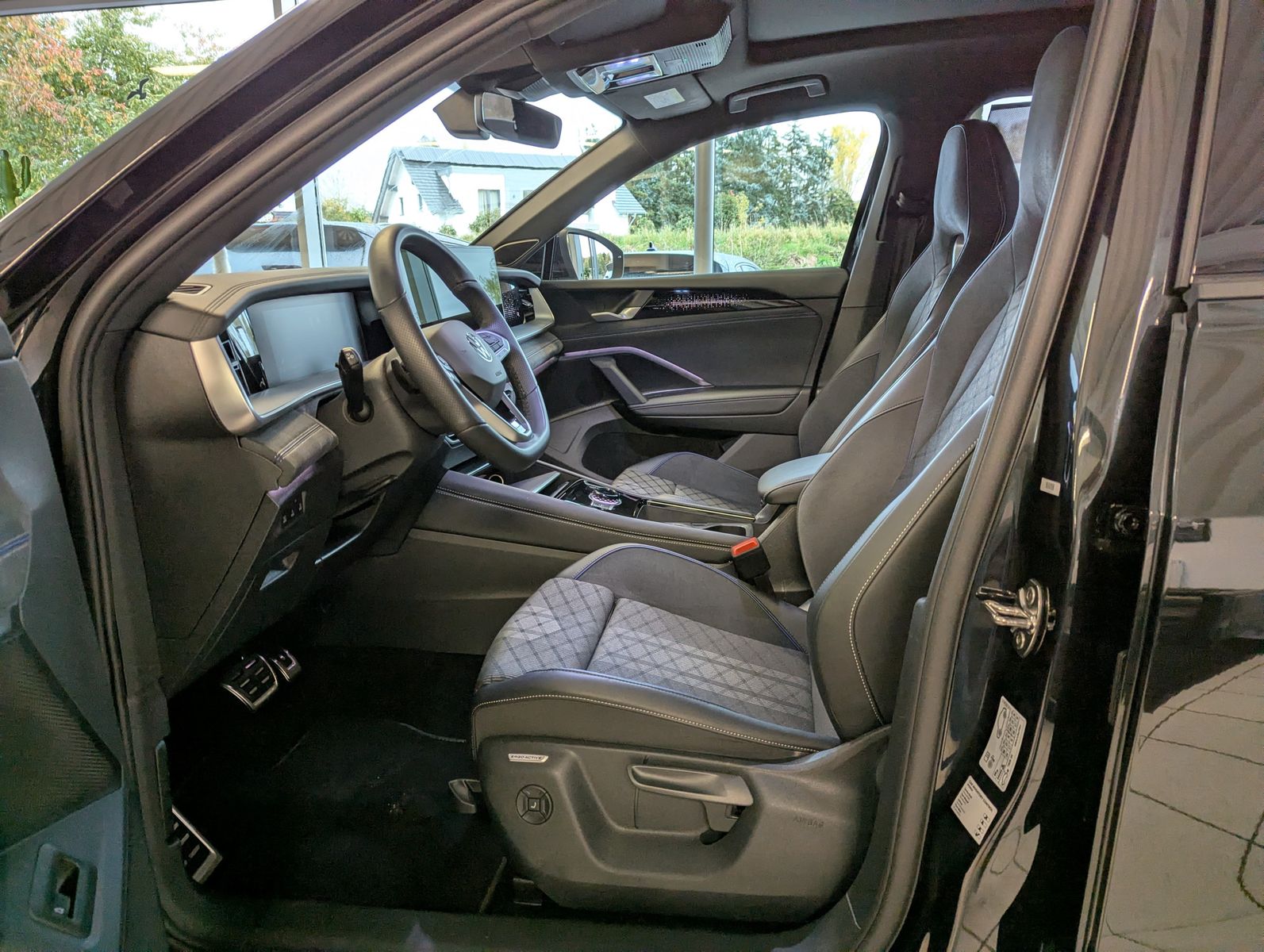 VW Tayron 2.0 4M R-Line Launch Pano Matrix AHK 20" - Image 12