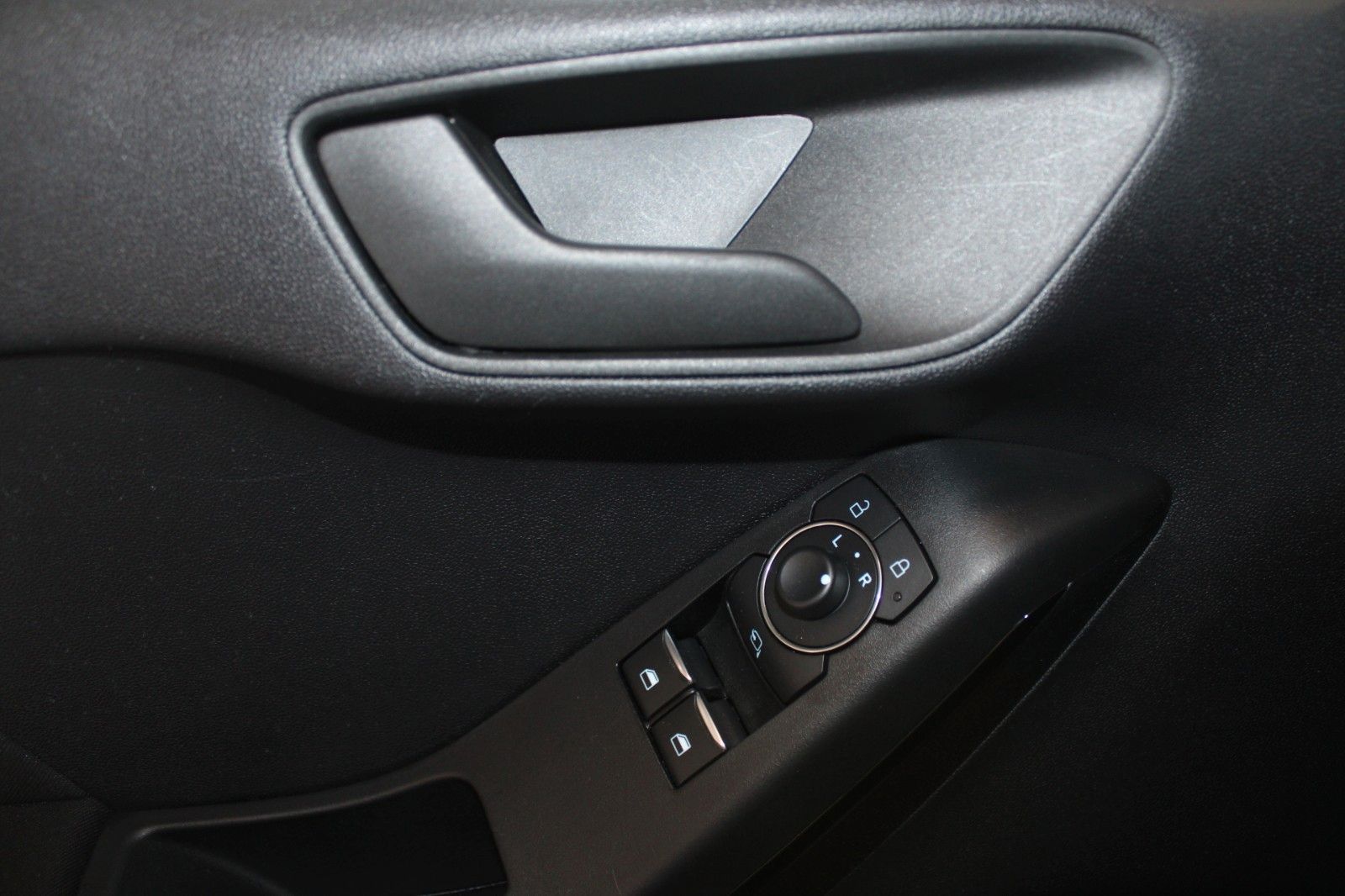 Fahrzeugabbildung Ford Fiesta Trend LED KLIMA WinterPaket DAB 1. Hand