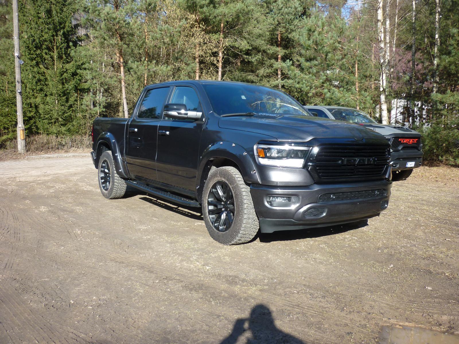 Dodge RAM 5.7 hemi 4x4 laramie roof glas radio 12''