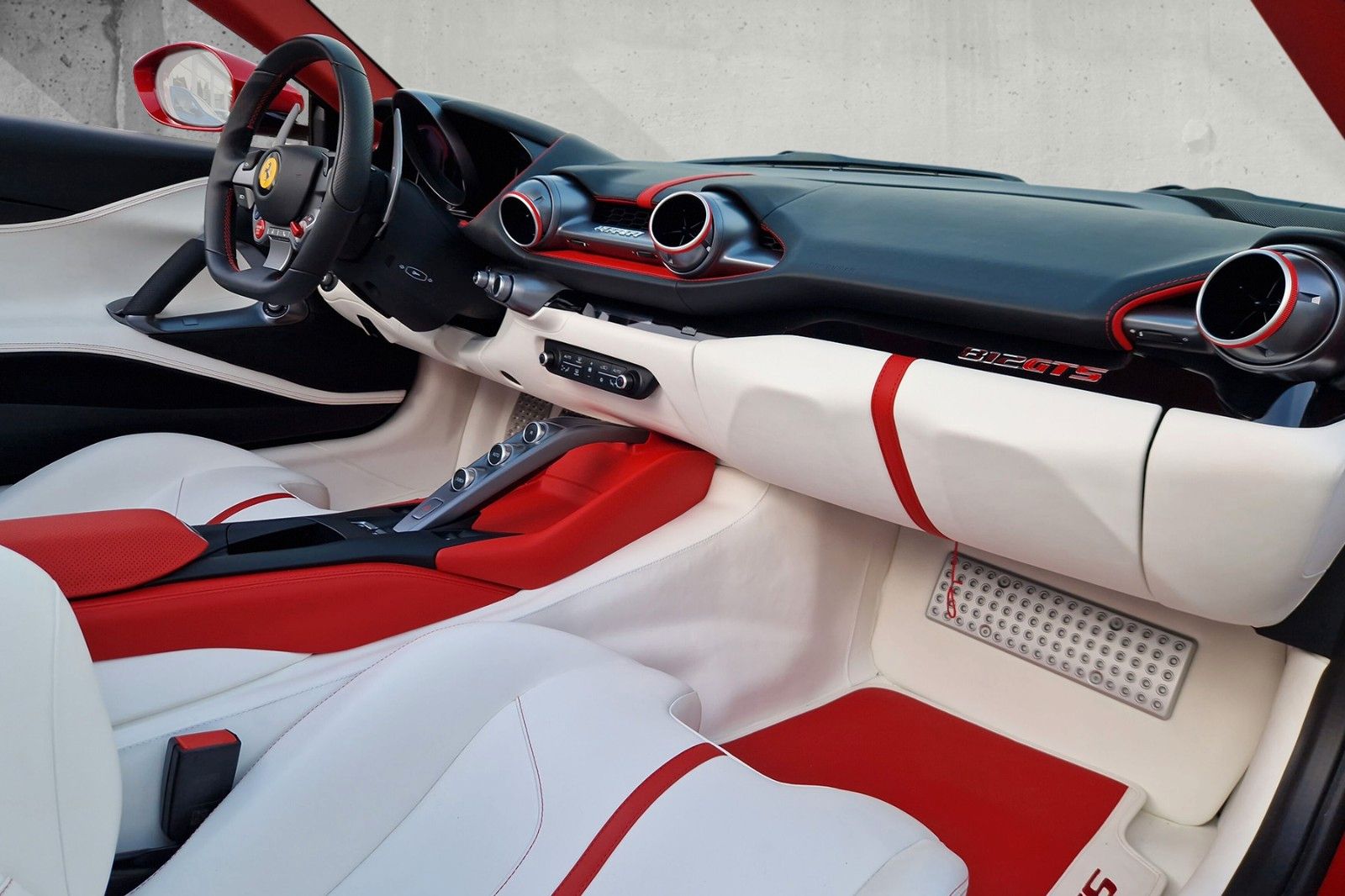 Fahrzeugabbildung Ferrari 812 GTS*Atelier*Lift*Surround View*rosso fuoco