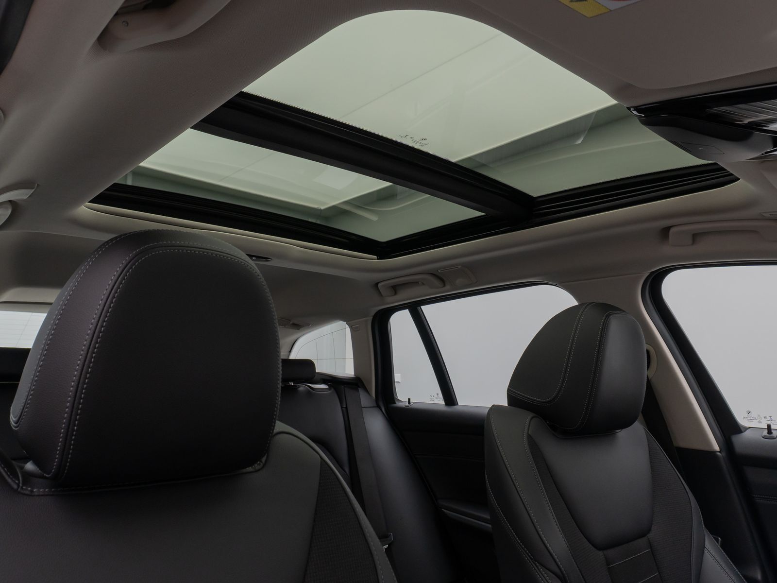 Fahrzeugabbildung BMW 330d xD Panorama DAB HiFi Stop&Go PDC AHK Sport