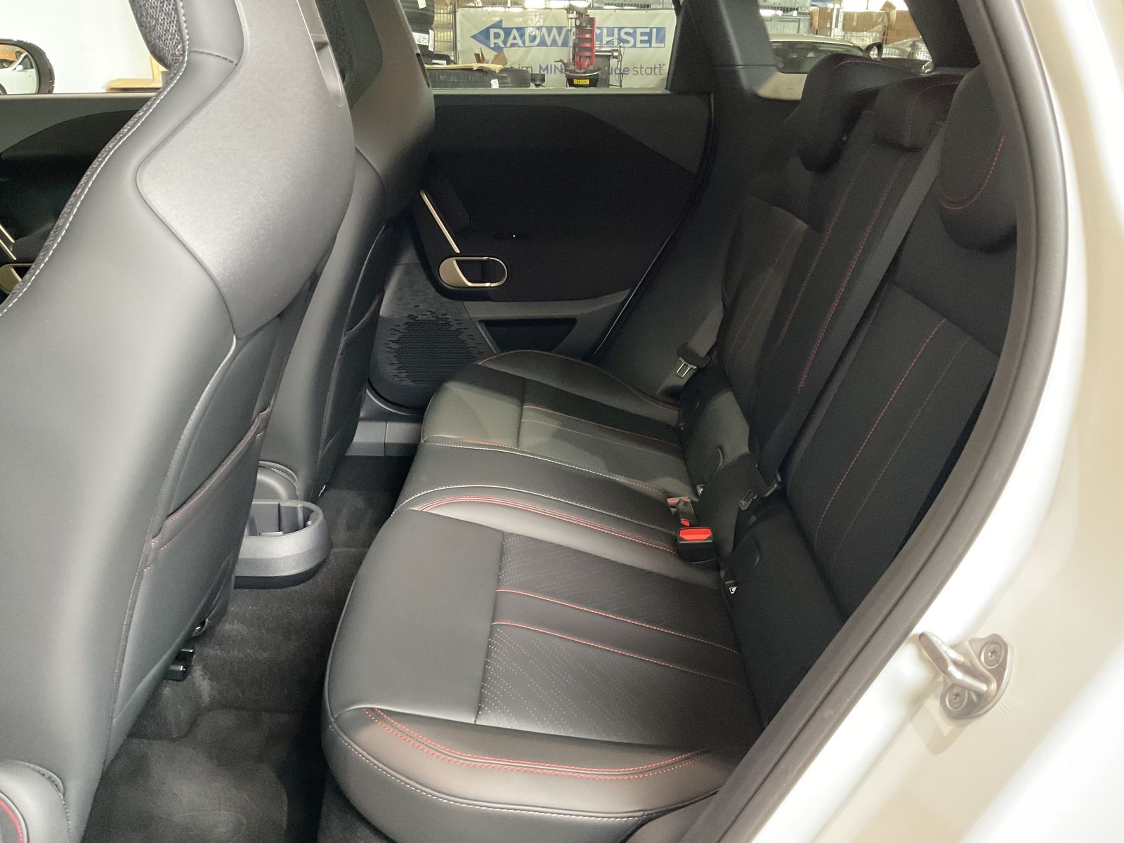 Fahrzeugeinzelansicht 13 Fahrzeugabbildung MINI Aceman SE |JCW Trim |Paket XL