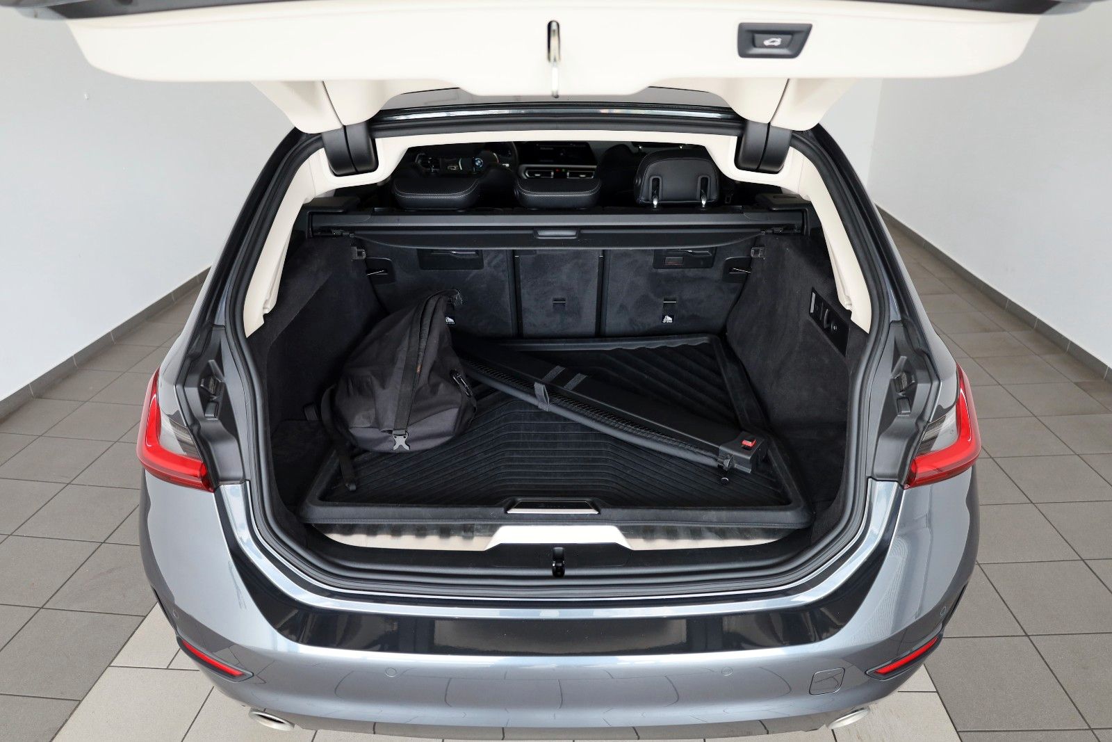 Fahrzeugabbildung BMW 320e Touring Advantage Leder,Navi,LED,Kamera,AHK