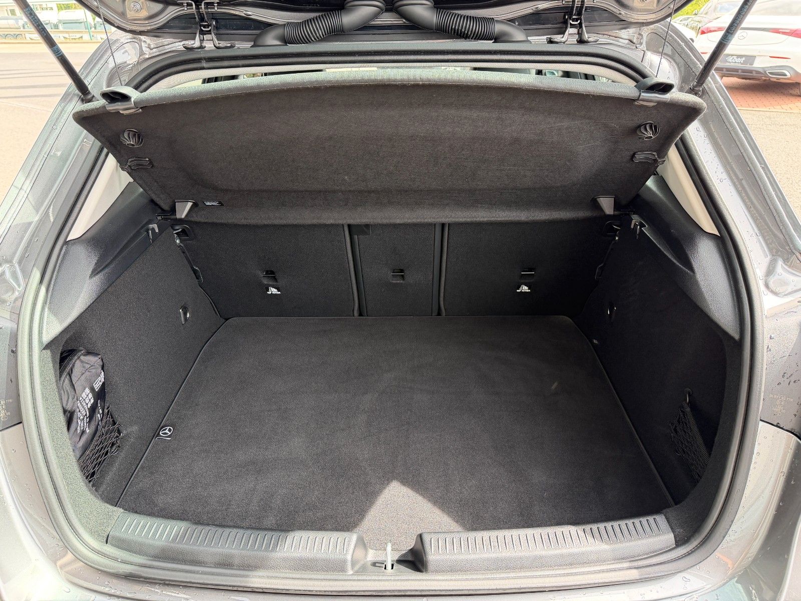 Fahrzeugabbildung Mercedes-Benz A 200 Progressive R-Kamera+LED+DAB+IHC+MBUX
