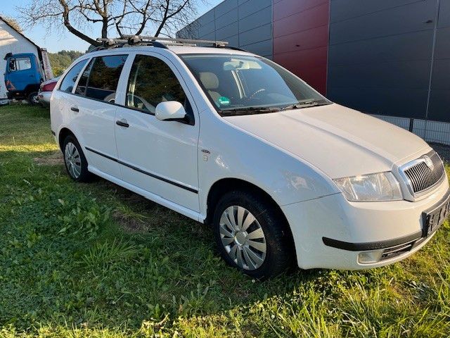 Skoda Fabia Combi Comfort - TÜV 11/25 - AHK - 8 Reifen