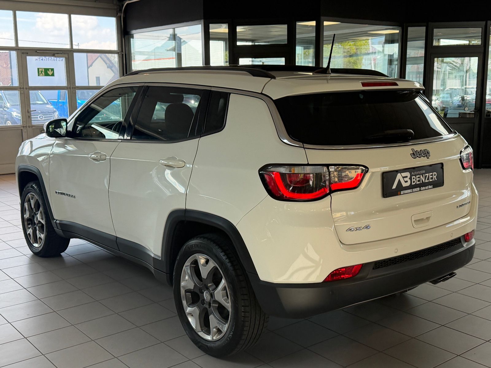 Fahrzeugabbildung Jeep Compass Limited 4WD /PANO/SHZ/L-HEIZ/PDC