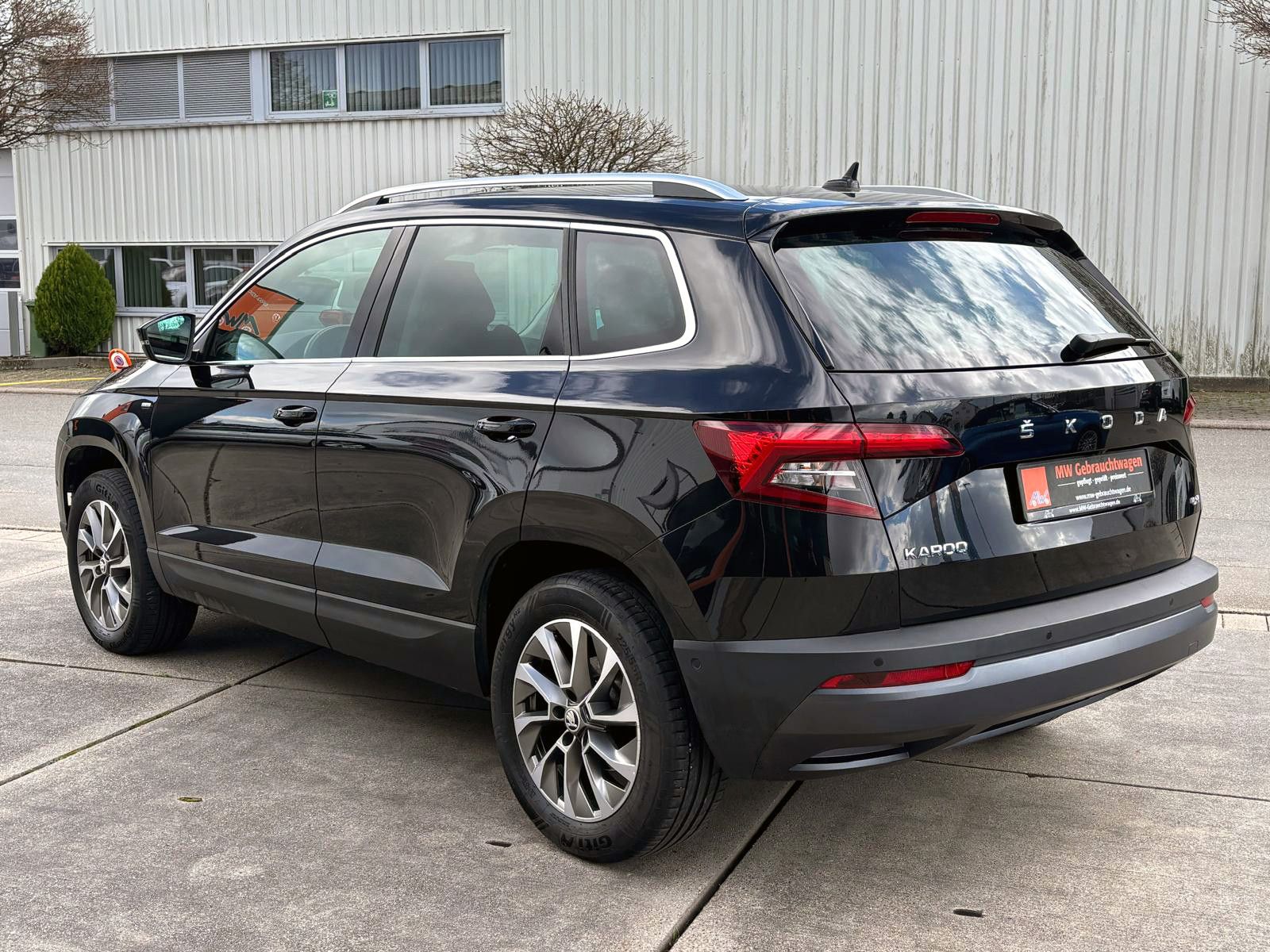 Fahrzeugabbildung SKODA Karoq 2.0TDI DSG 4x4 CLEVER LED ACC KAM AHK SHZ