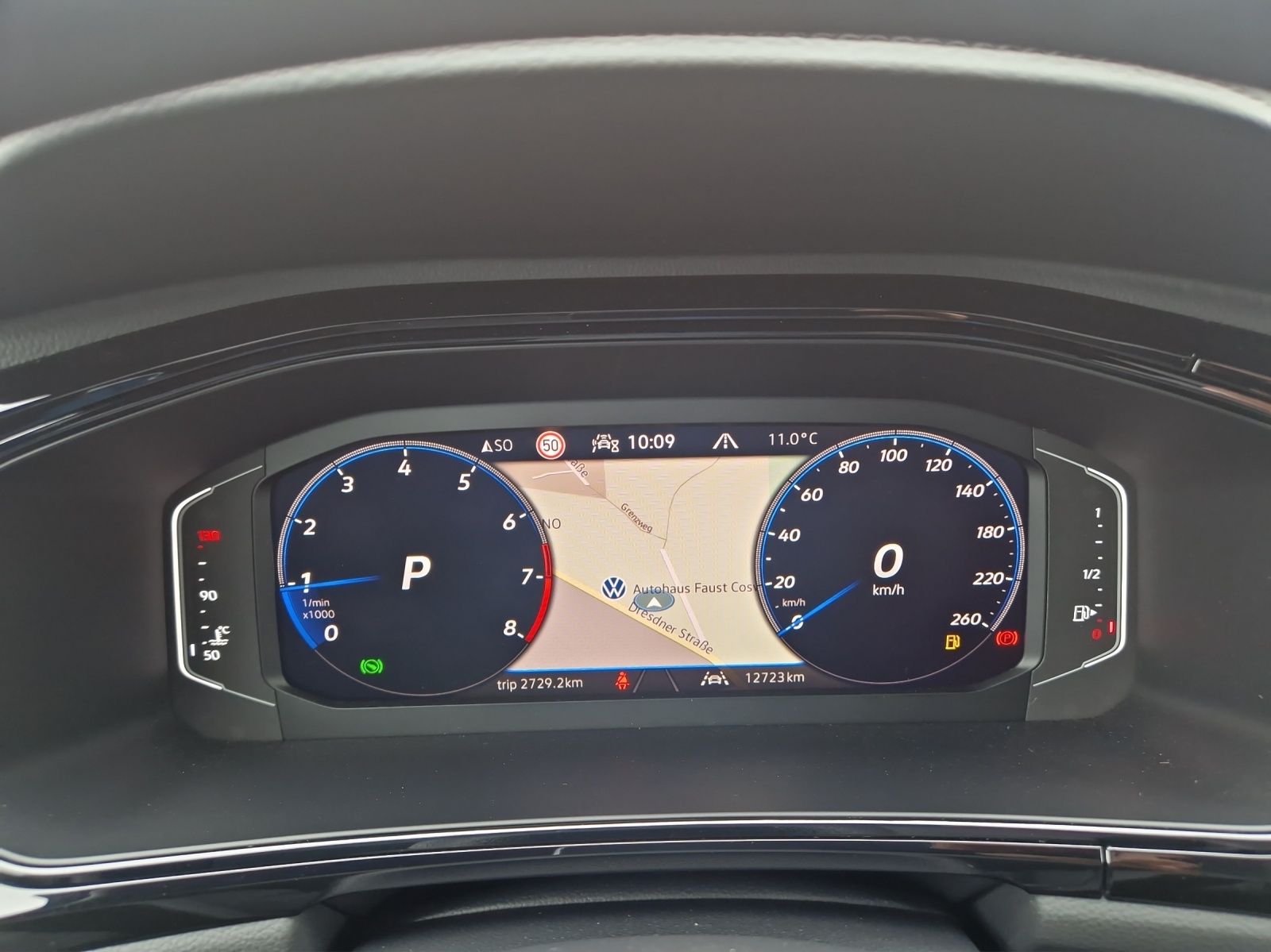 Fahrzeugabbildung Volkswagen T-Roc TSI R-Line DSG IQ.Light ACC SHZ RearView A