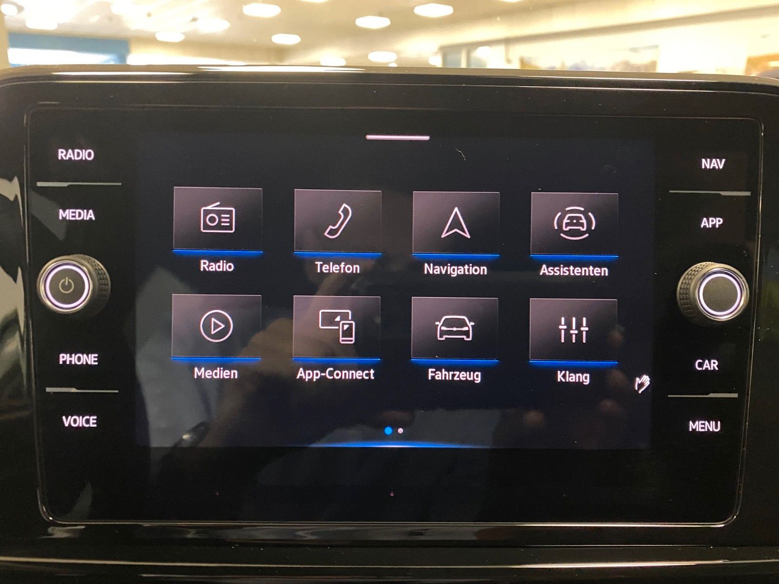 Fahrzeugabbildung Volkswagen T-Roc 1.5 TSI DSG+BLACKSTYLE+PANO+19"+ACC+MATRI+