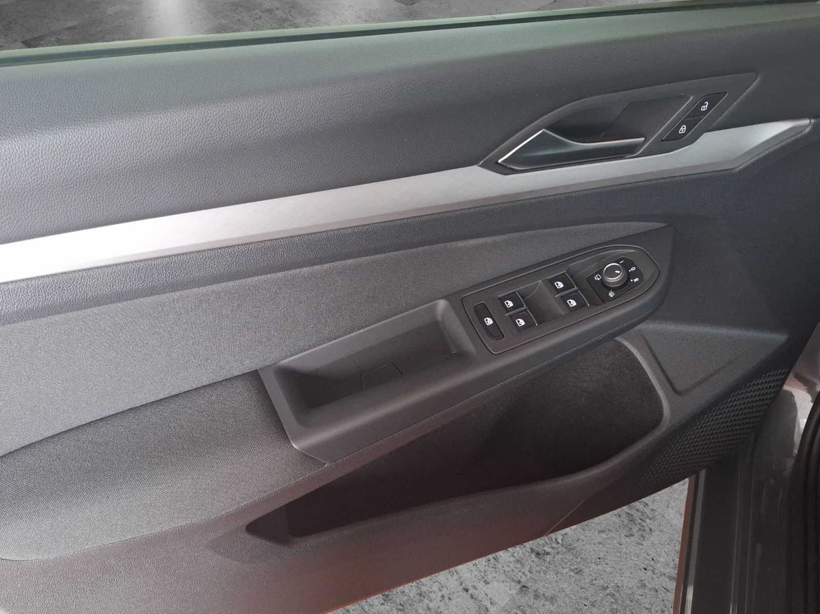 Fahrzeugabbildung Volkswagen Golf VIII Variant eTSI Life DSG LED+ Navi STHZ A