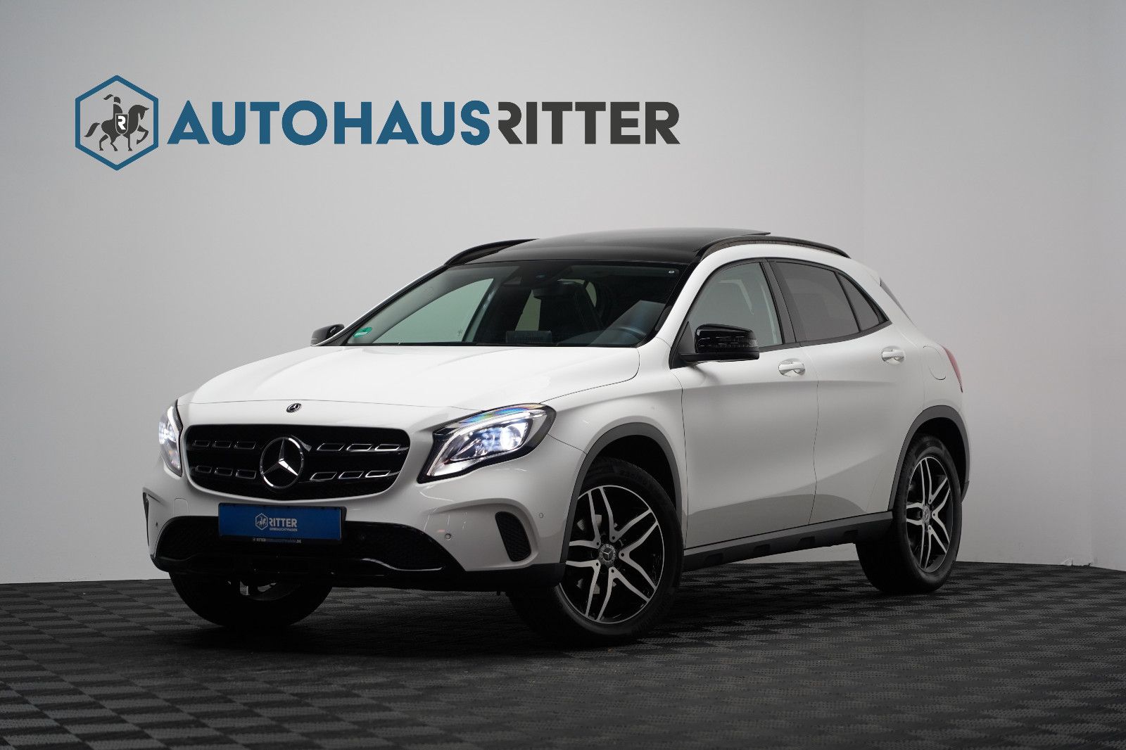 MERCEDES-BENZ GLA 200 AMG LED PANO PDC AHK NAVI Keyless