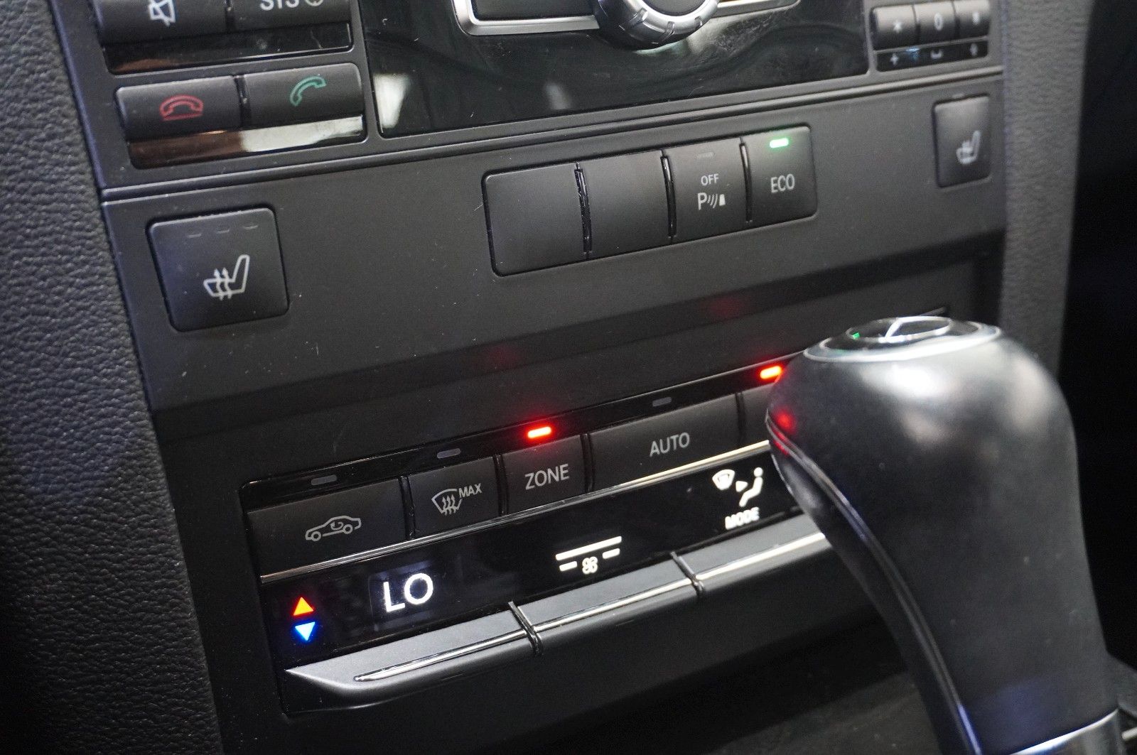 Fahrzeugabbildung Mercedes-Benz E 200 COUPE AVAMTGRADE NAVI/SHZ/SPORT/PDC/TEMP.